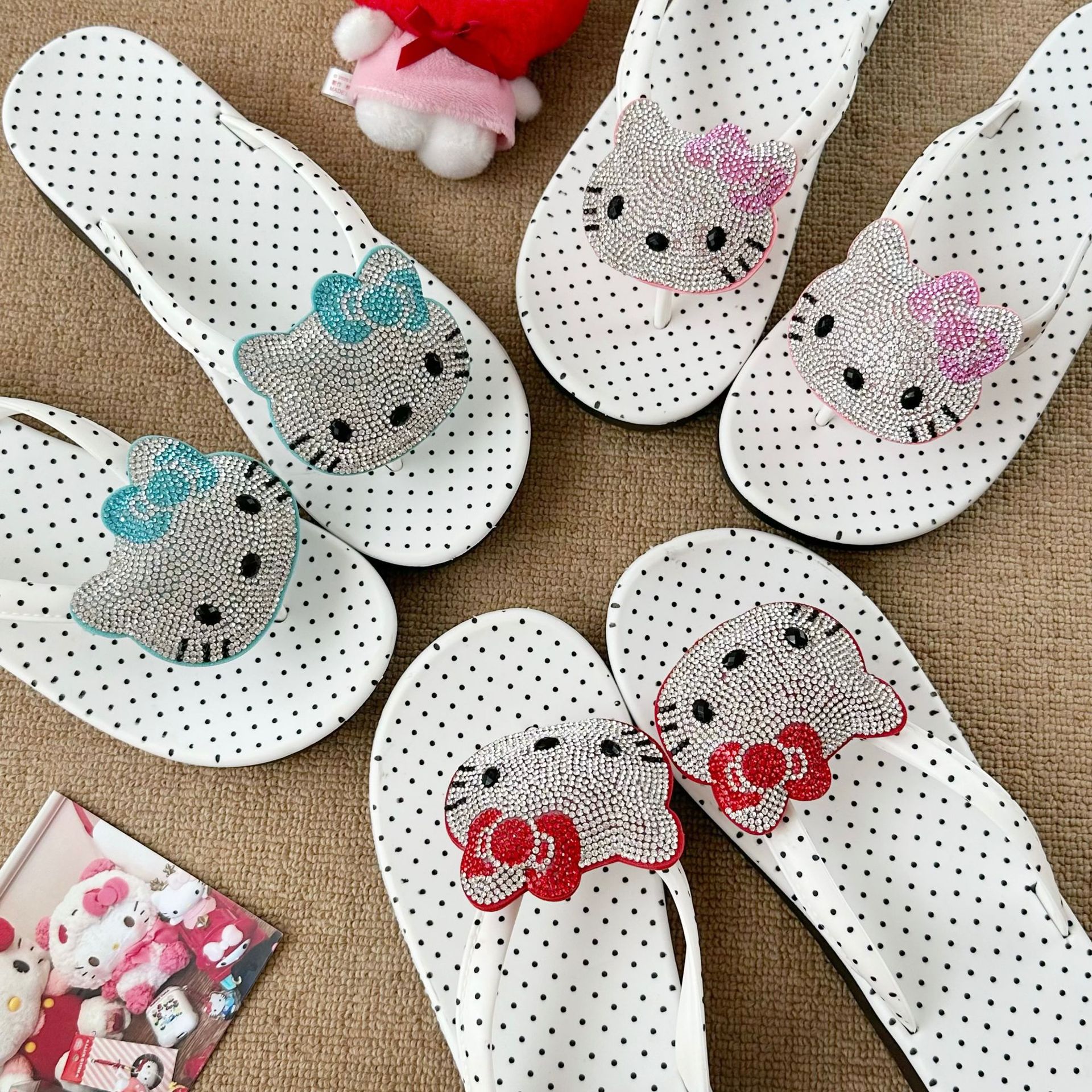 High-appearure-level polka dot rhinestone cat slippers are fashionable and can be worn outside. They are comfortable, durable and wear-resistant, with a height-increasing wedge heel full figure
