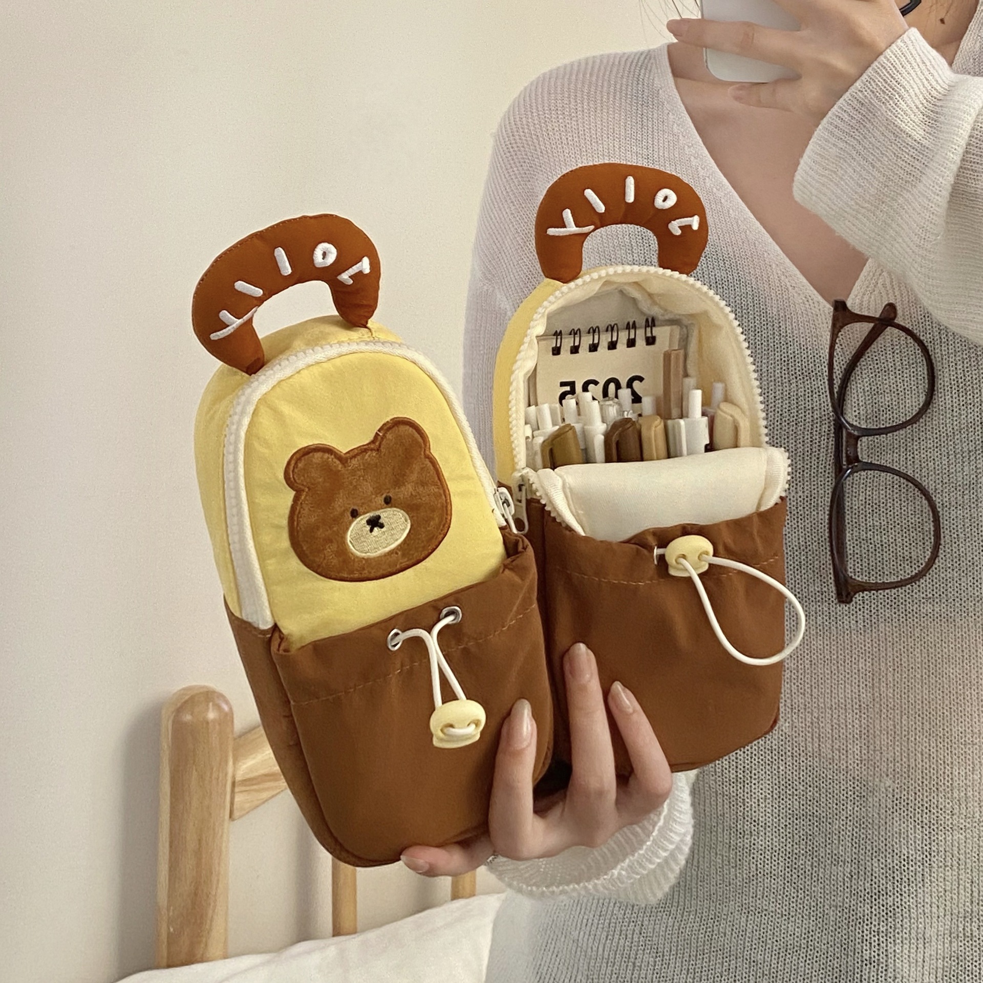 Cartoon hand-held pen case with high appearance level, ins storage pen case, standing pen holder, large capacity stationery box for high school students Specification drawing