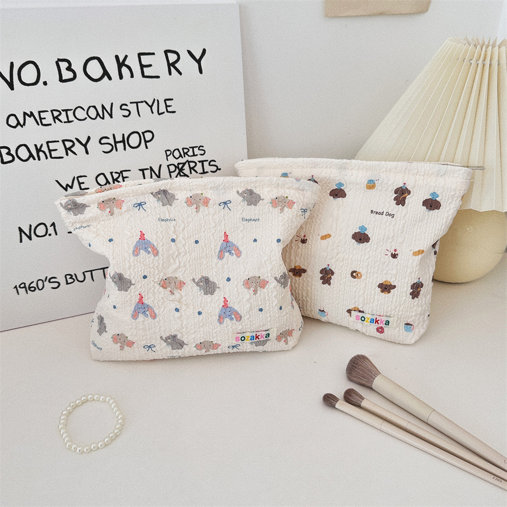 4862 Cute Little Bear Floral Makeup Bag for Women 2024 New Portable large-capacity storage bag for outings details Picture