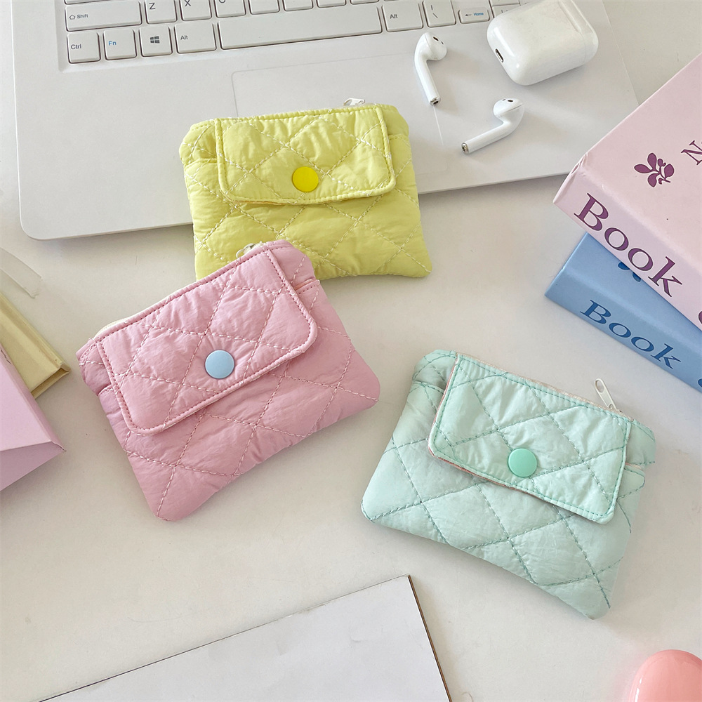 5672 Quilted diamond-shaped coin purse, snap card case, storage bag, multi-functional organization small bag for ID cards and bank cards Application Scenario