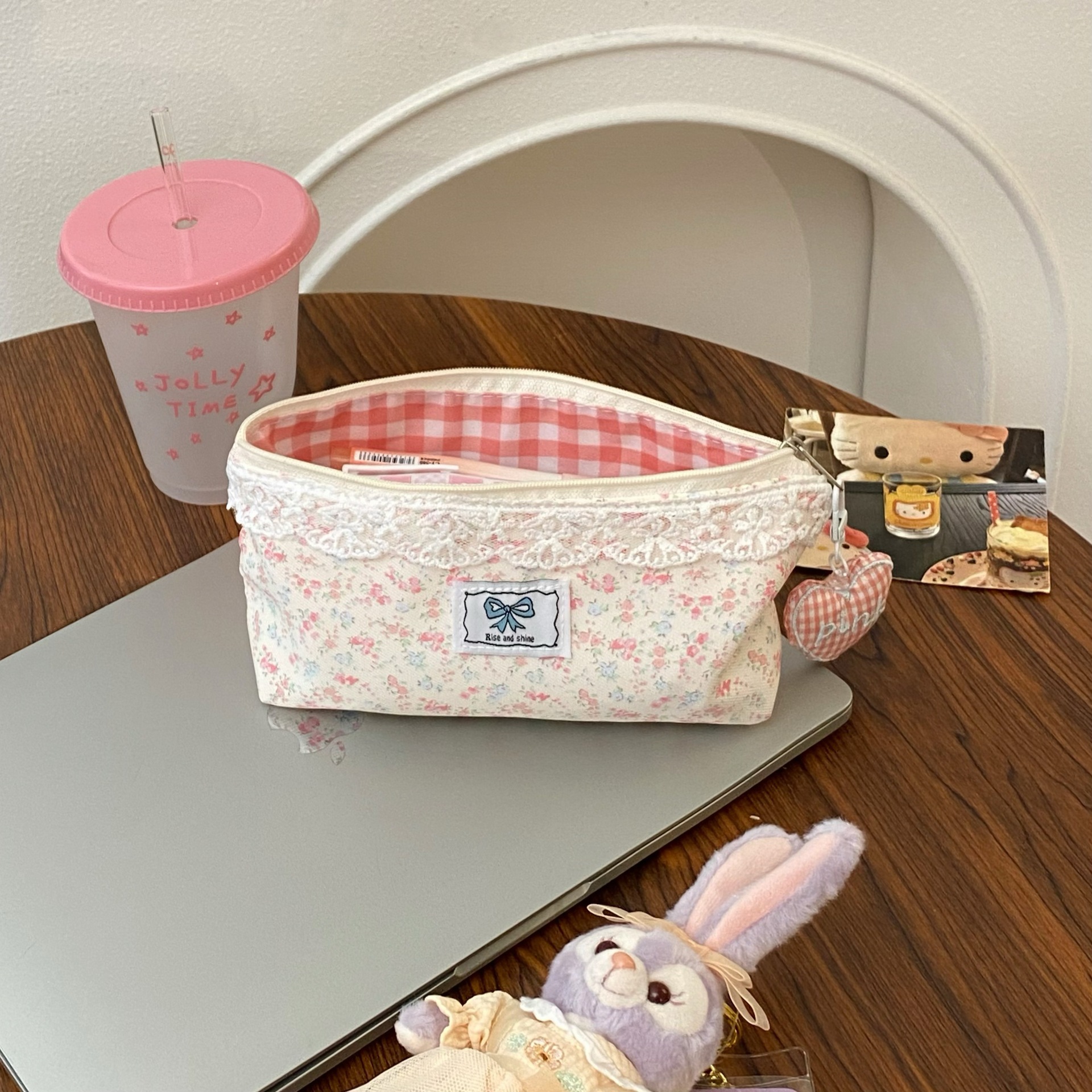 Lace floral pen case, high school girls' appearance level, ins style, large-capacity student portable stationery box, school supplies storage bag Application Scenario