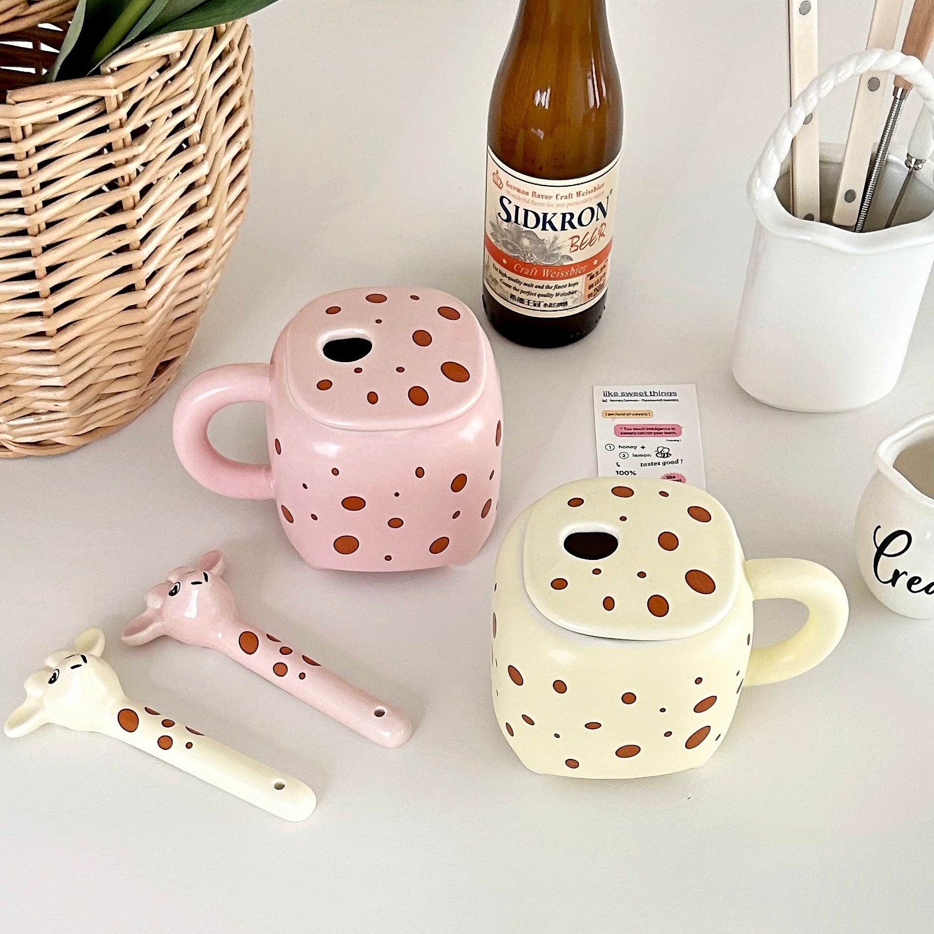 Milk fufu giraffe mug, high appearance level, home breakfast cup, covered spoon, ceramic cup, couple cup, souvenir Application Scenario