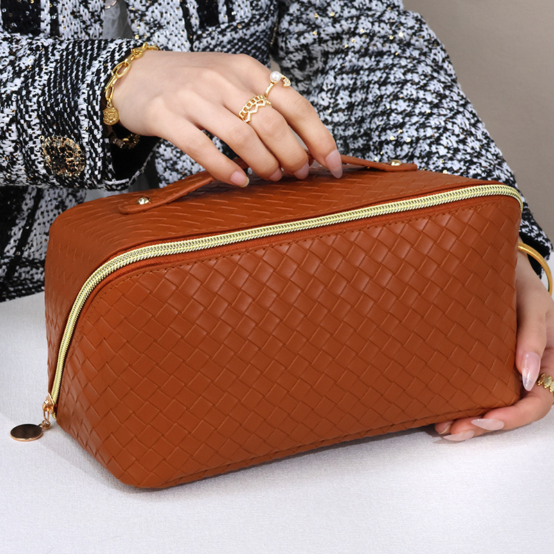 A large-capacity, high-appearancy-level portable InS-style travel cosmetics and toiletries storage bag details Picture