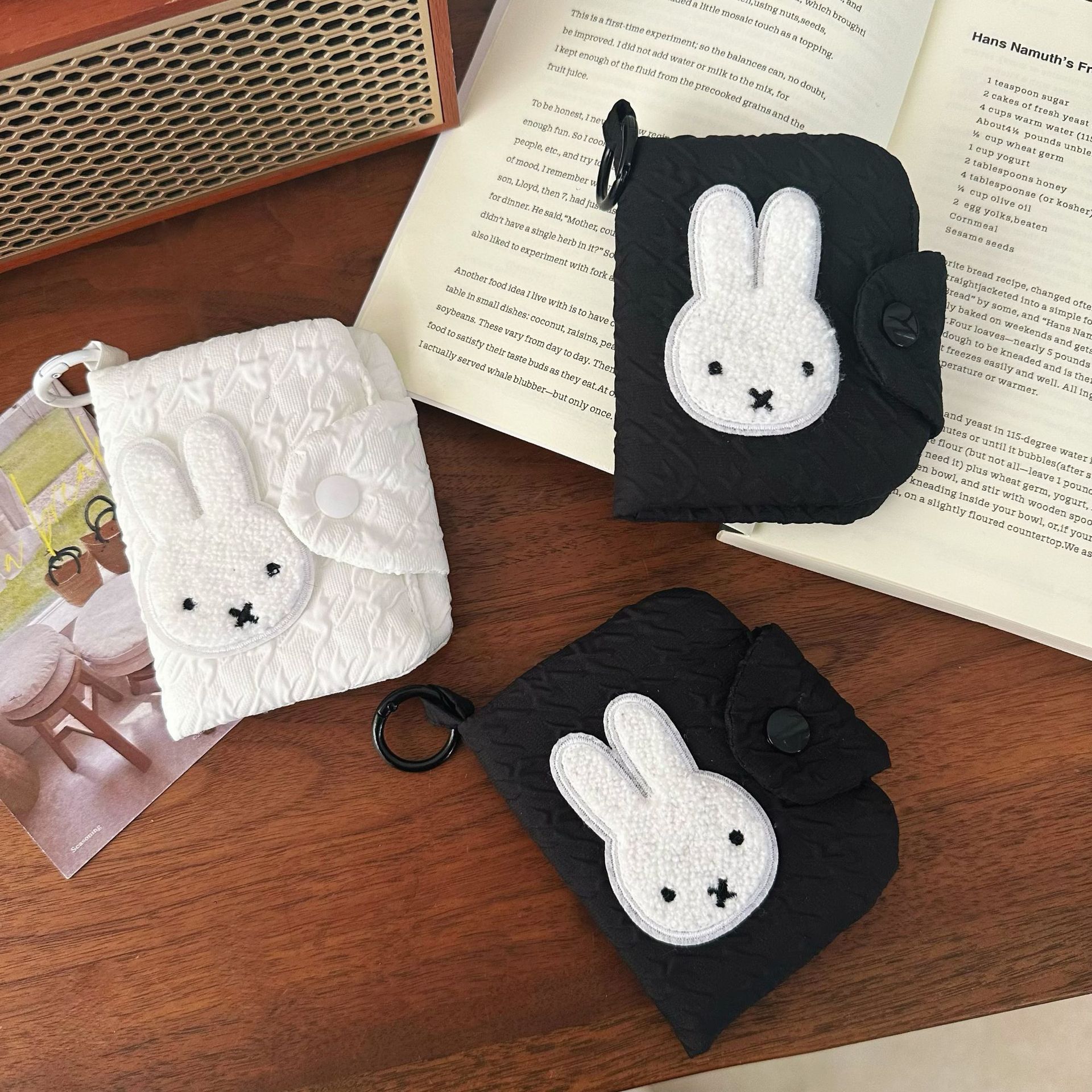 Cute little rabbit pleated coin purse for women, ins simple earphone case, retro storage, coins, ID card, multi-layer card case full figure