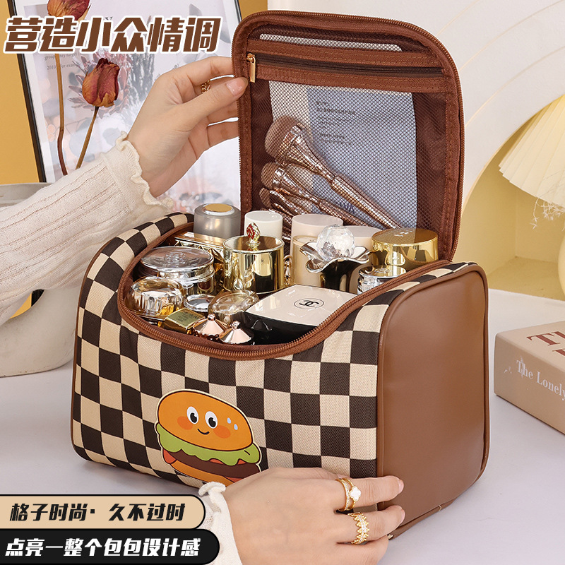 A large-capacity women's makeup bag with a checkerboard pattern, portable and high appearance level, a new travel cosmetics toiletry bag and storage bag details Picture