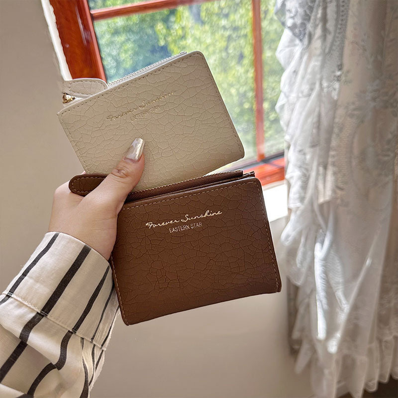 The best-selling ins avocado green wallet ~ A Korean-style student retro folding wallet with a forest-themed artistic buckle coin purse details Picture
