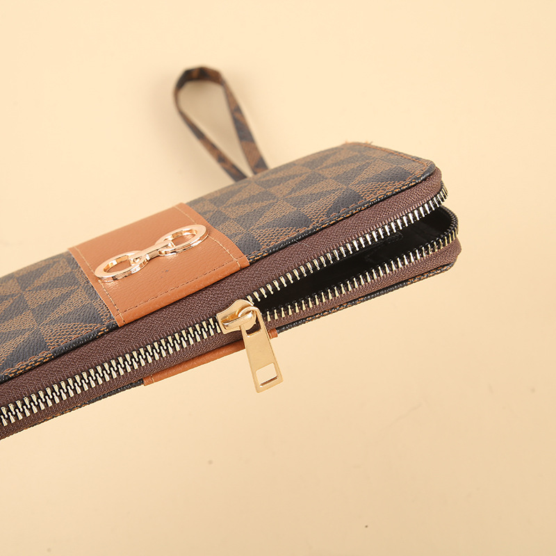 Simple and versatile ladies' card bag, large-capacity multi-slot wallet, multi-functional zipper handbag, long wallet with checkered pattern Application Scenario