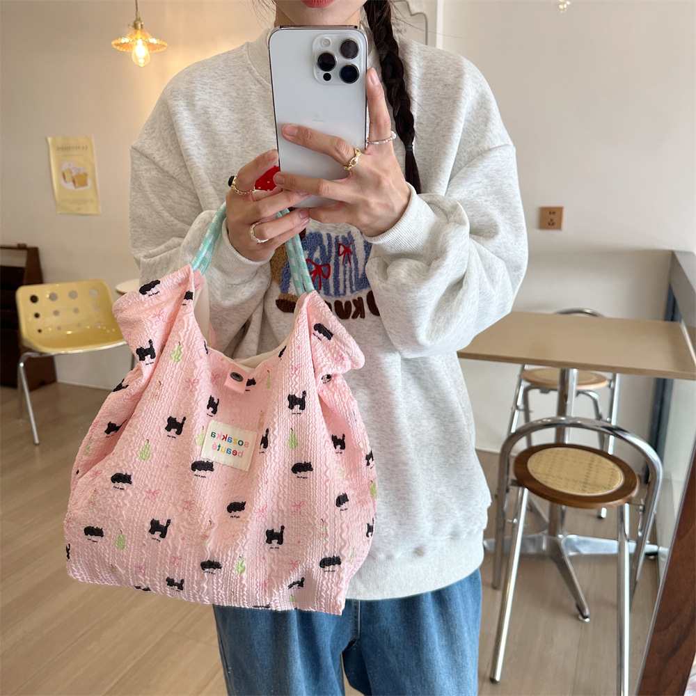 44181 Cartoon embossed Little Rabbit Handbag, women's handbag, shoulder canvas bag, commuting bag for work, shopping bag for shopping Application Scenario