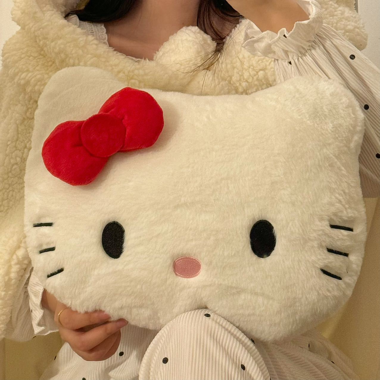 Cute cartoon cats, love plush toys, bedside cushions, nap pillows, throw pillows, best friend gifts, car cushions Application Scenario