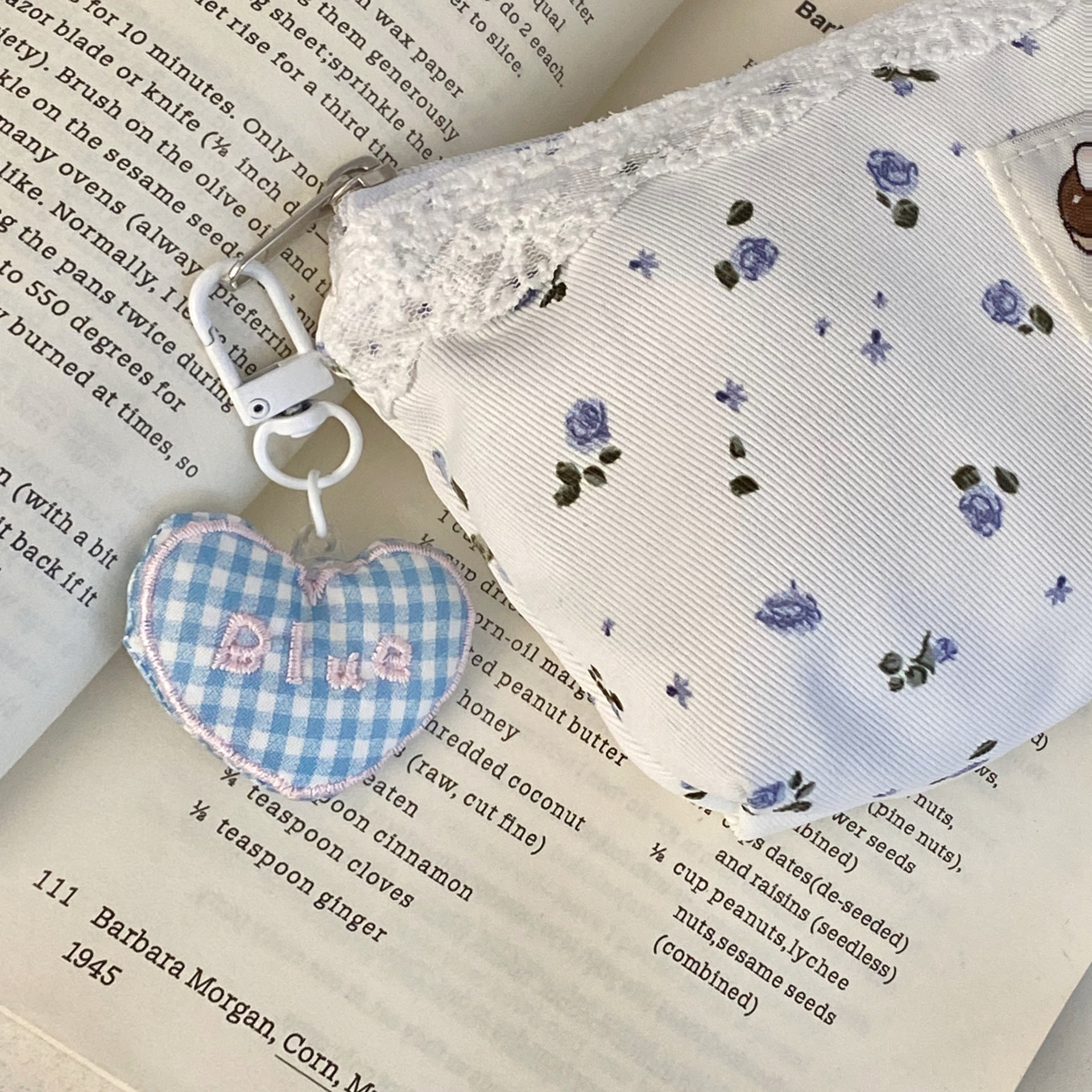 A small and fresh floral cat pencil case with an ins style, high appearance level, large capacity, a portable stationery box and pencil case for girls and students Specification drawing