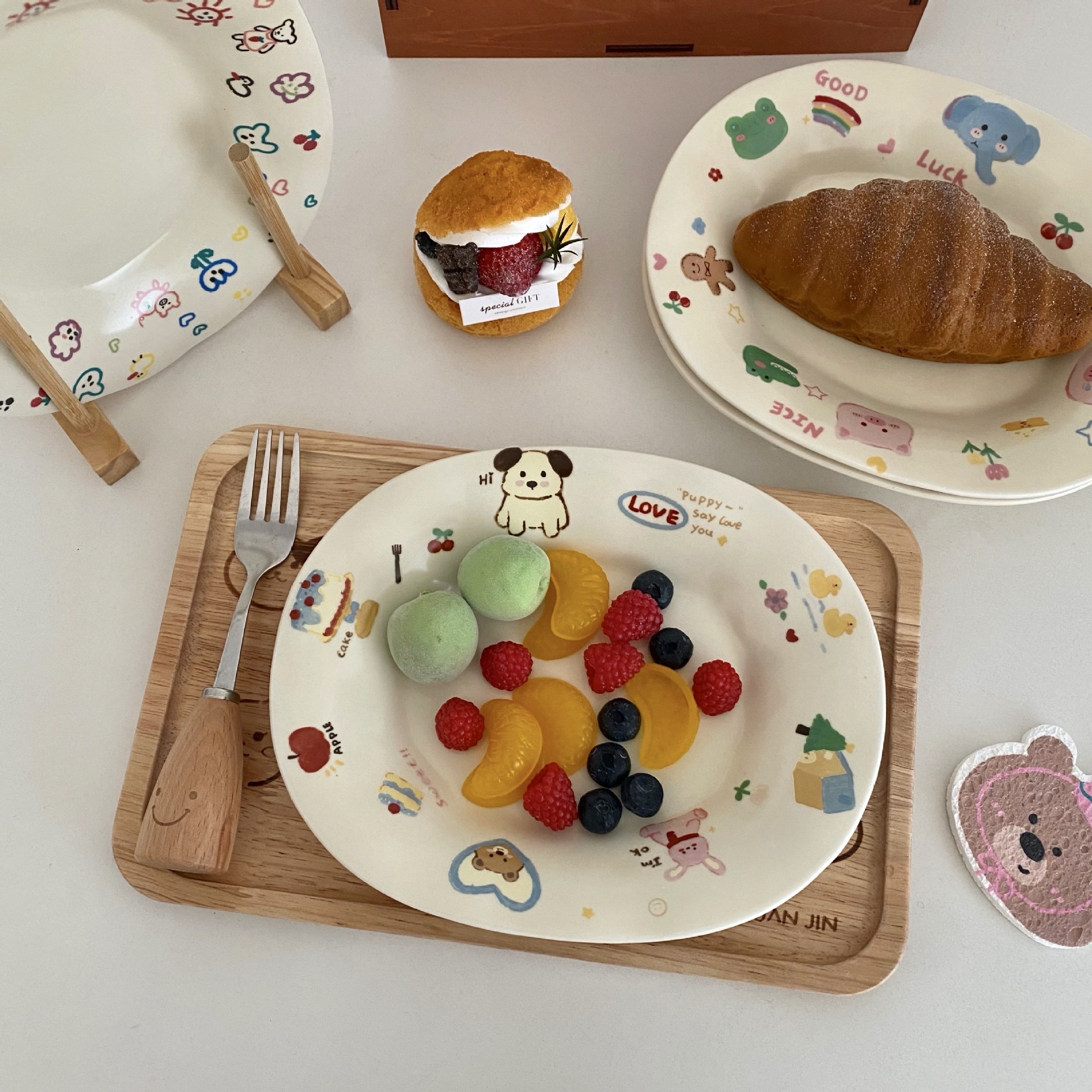 Ceramic graffiti series oval plate, cute cartoon animal kitchen fruit and vegetable plate, breakfast light food dessert photo plate Specification drawing