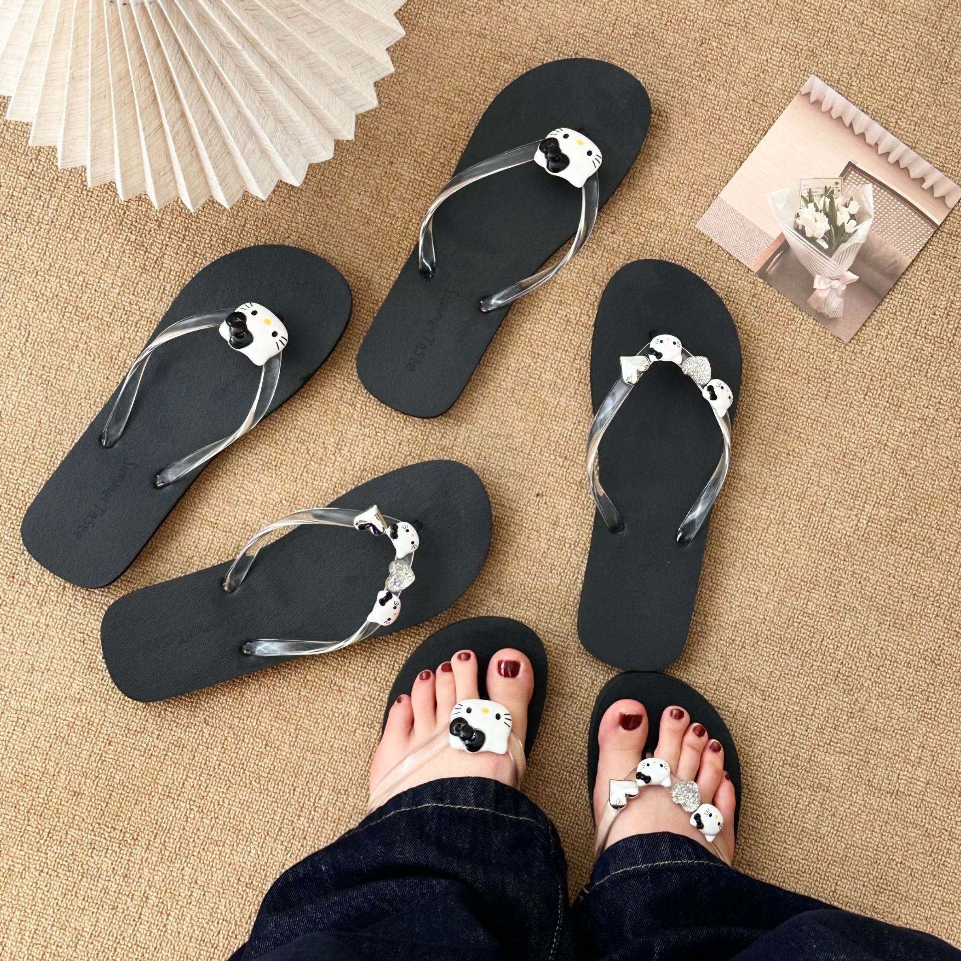 Simple silver heart-shaped cat-shaped flip-flops for women, soft soles, versatile flat slippers, beach cool slippers for summer outerwear details Picture