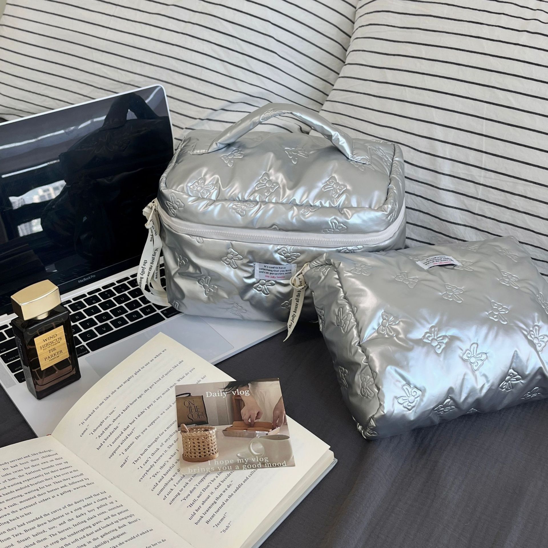 ins Bow cotton-padded cosmetic bag for women, large-capacity Korean cosmetics storage bag, portable toiletries bag for going out details Picture