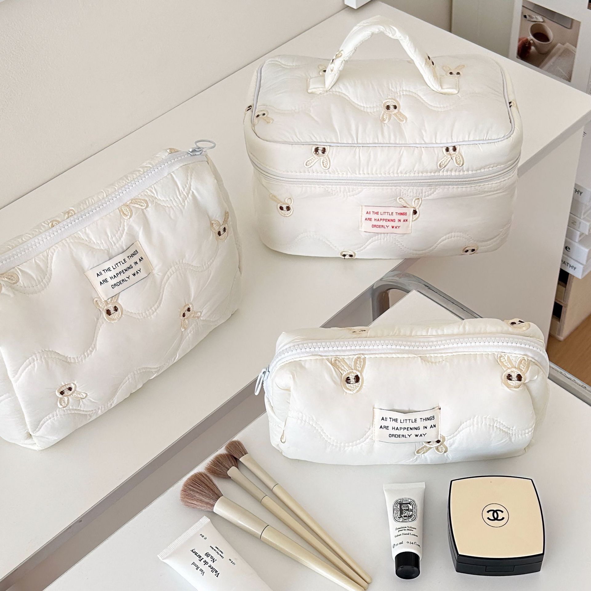 Cute embroidered rabbit makeup bag, ins style, simple and large-capacity travel cosmetics toiletry bag, storage bag for women full figure
