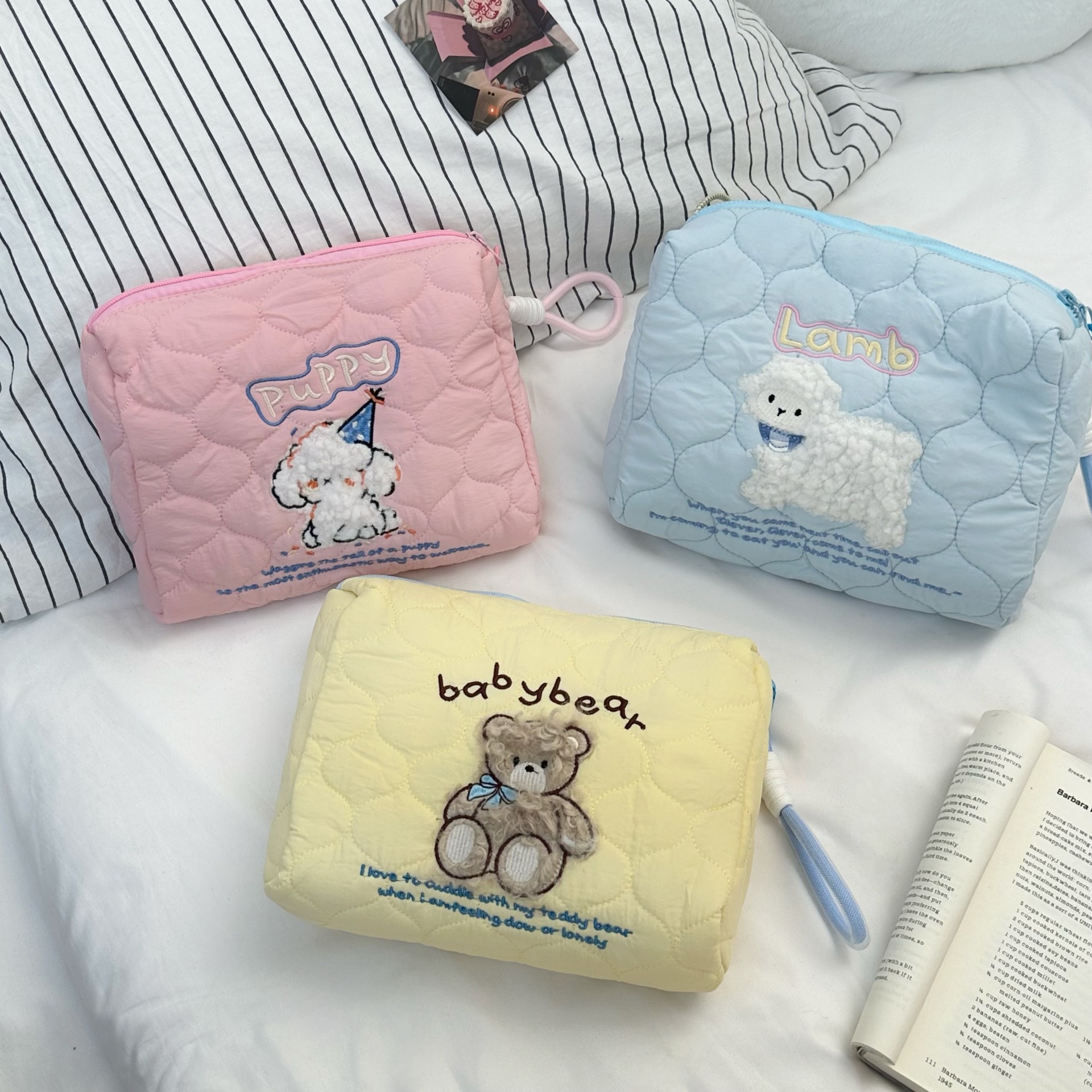 Cute travel hand-held storage bag, large-capacity portable makeup bag, small and light portable toiletry bag for women going out details Picture