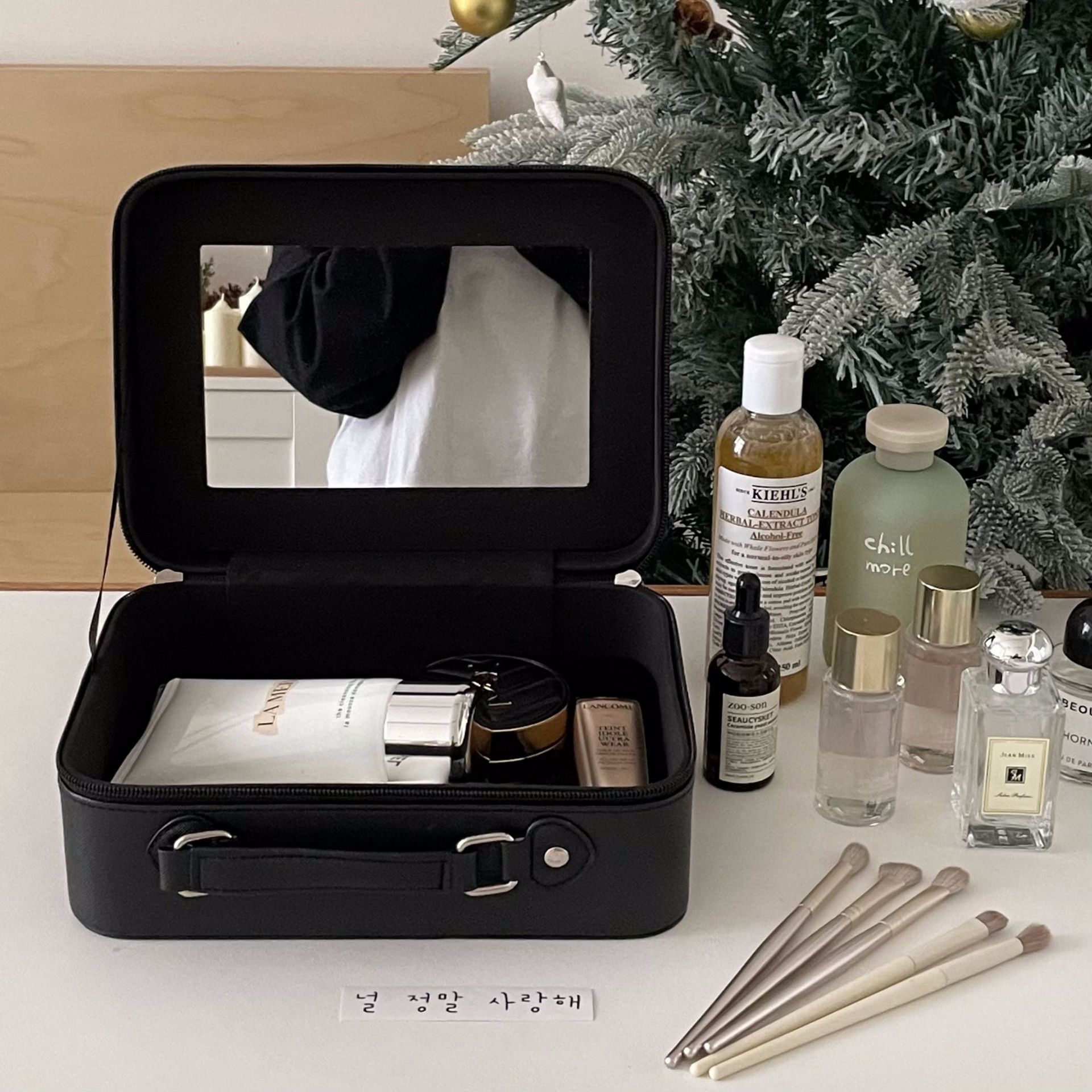 A new minimalist and mirror-equipped women's ins portable large-capacity makeup case and travel toiletry storage bag Specification drawing