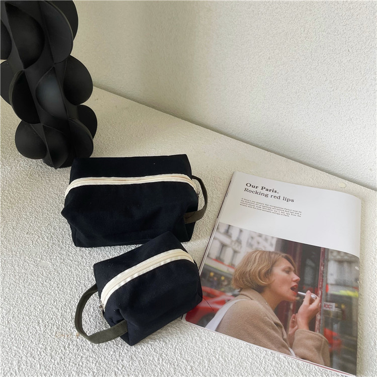 Korean version of Instagram, a niche and simple hand-carried makeup bag for female students, a portable cosmetics and toiletries storage bag for going out Application Scenario