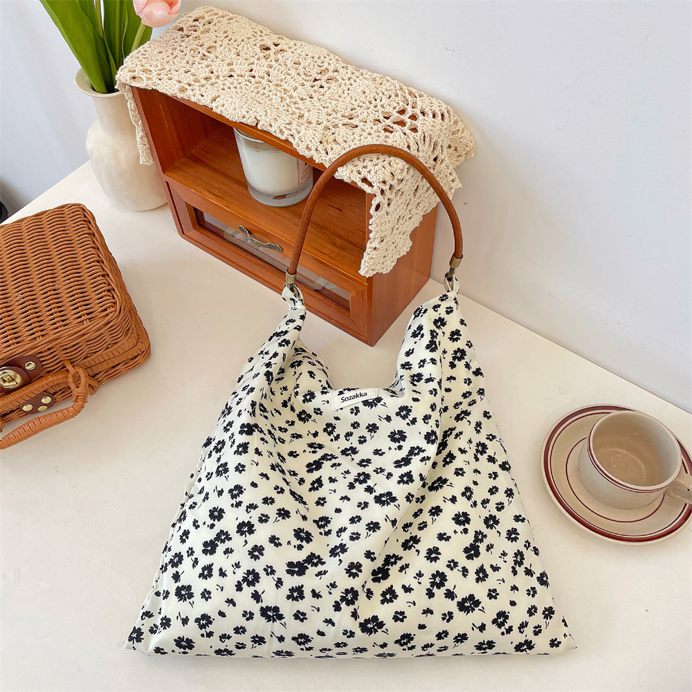 5642 Korean niche retro floral contrasting color artistic canvas bag, sweet and versatile student single-shoulder crossbody bag Application Scenario