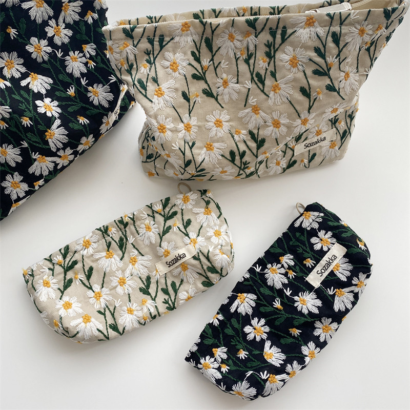 19221 Fresh and delicate embroidered Daisy flower Makeup Bag for Women, simple and portable pen case with large capacity, Japanese-style artistic style details Picture