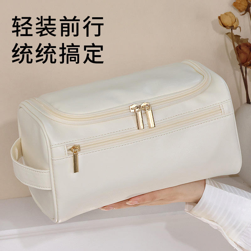 The multi-functional hook makeup bag is convenient for storage. It is waterproof for both men and women and has a high level of appearance. It is a travel bag and a travel toiletries storage bag full figure