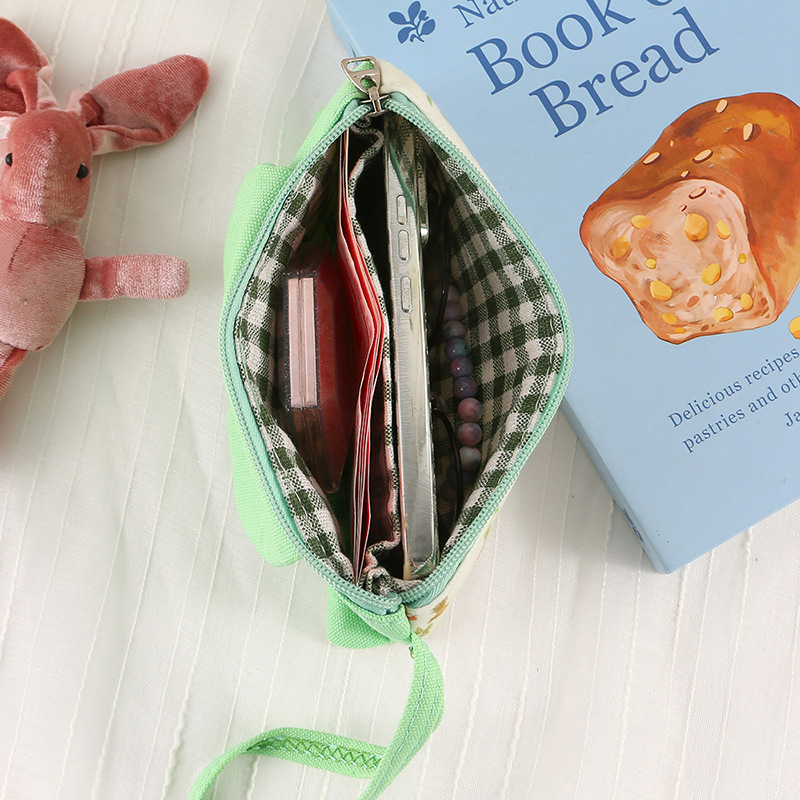 A long, ins forest-themed mobile phone bag with a girlish heart, 2024 new fabric clutch, and a small Korean-style coin bag Application Scenario