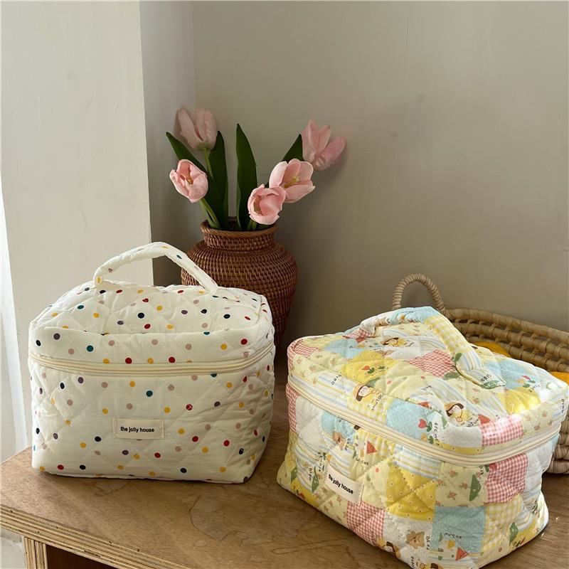 2023 Fresh and cute cotton makeup bag, niche portable toiletry and storage bag, Round Point Instagram cute box bag full figure