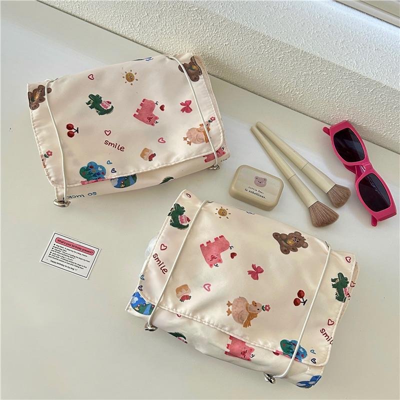 Original cute graffiti bear, girlish portable makeup bag, large-capacity storage bag, detachable mesh toiletry bag full figure