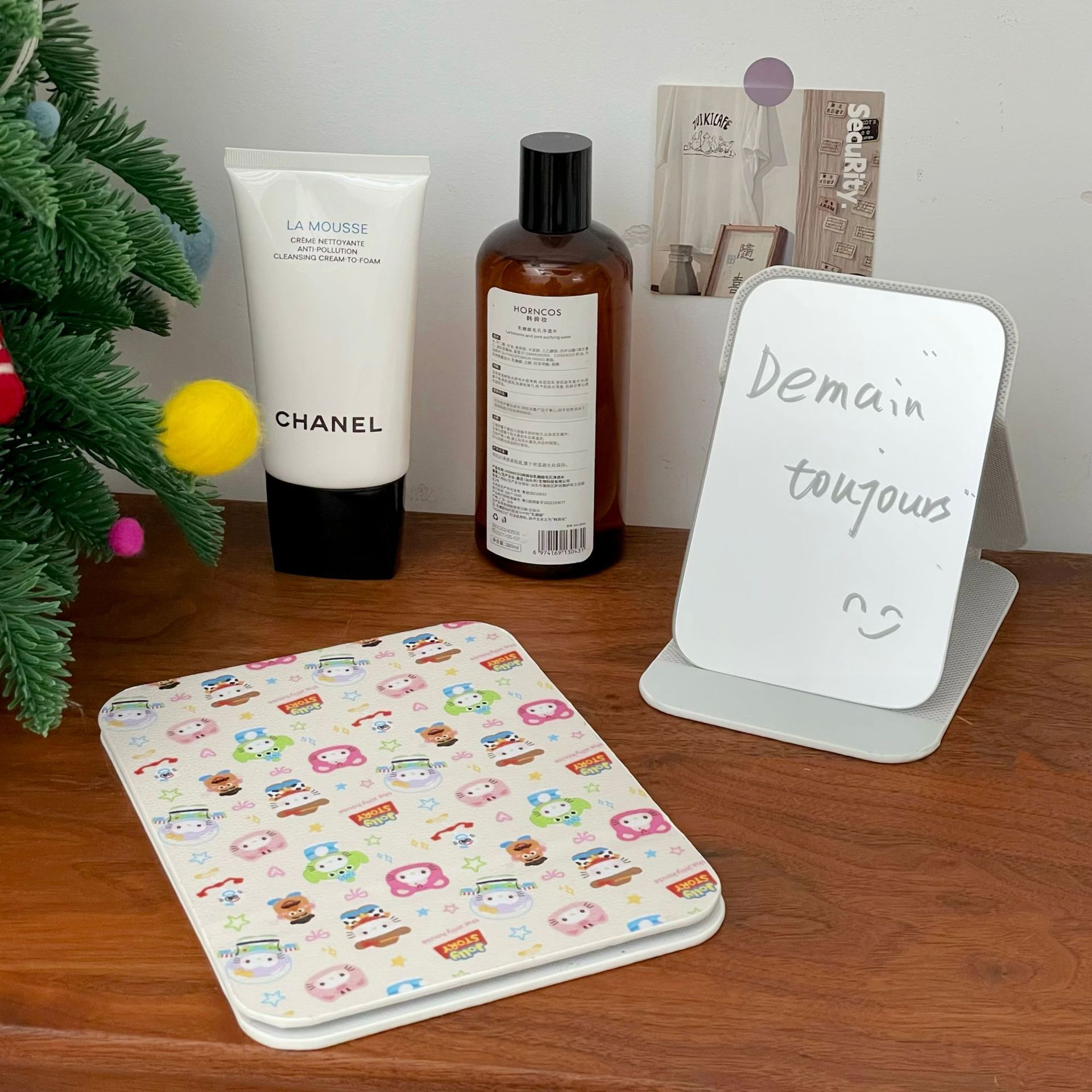 The jolly Mobilization Folding Mirror is a portable and portable small mirror for women, a desktop makeup mirror for home use, and a standing dressing mirror for women details Picture