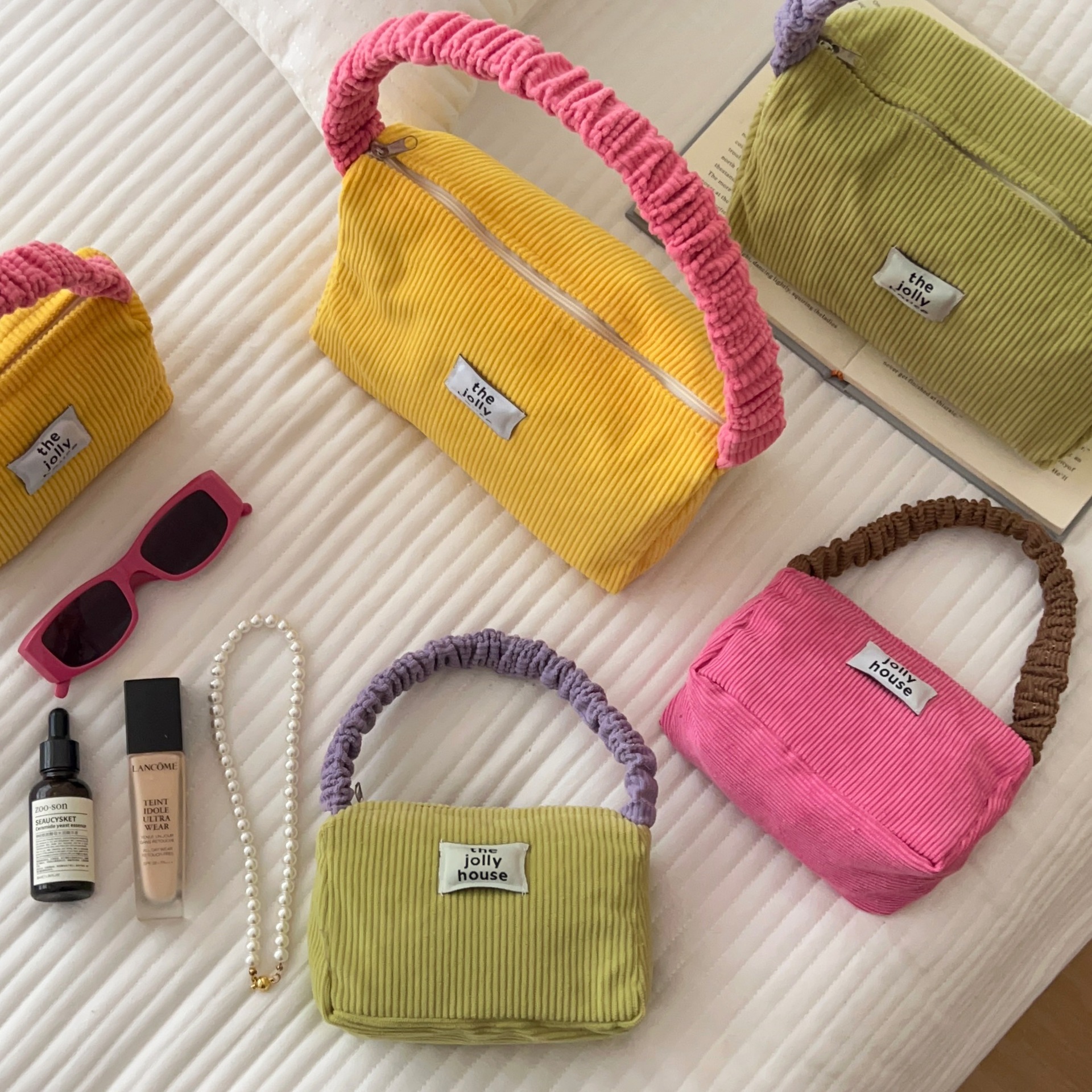 This is an Instagram high-appearance-level cute color-blocking underarm bag that women can carry with them. It has a large capacity for storage and is a casual bag Application Scenario