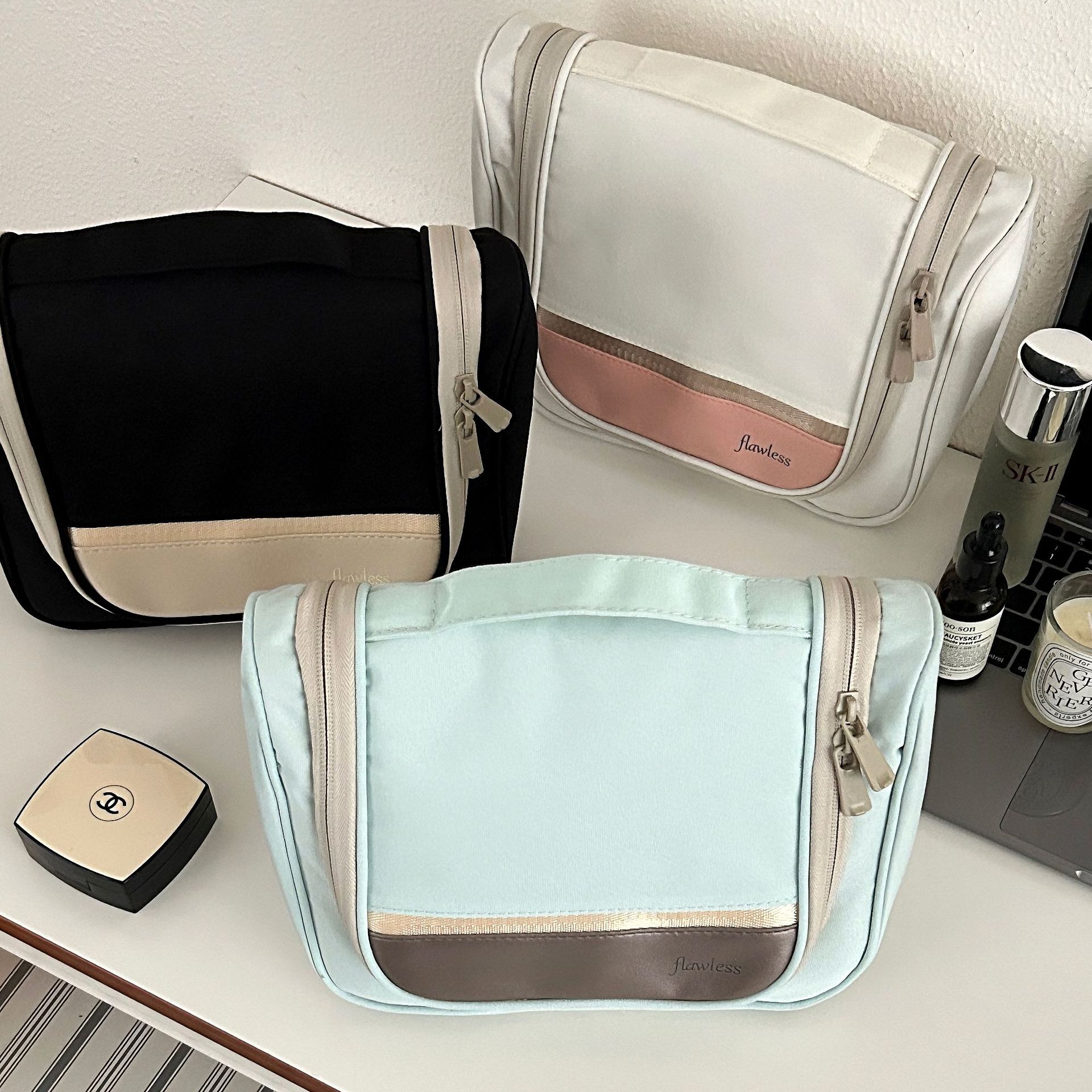 Simple toiletry bag, makeup bag, portable large-capacity hand-held cosmetics storage bag, waterproof with hooks, compartments for travel full figure