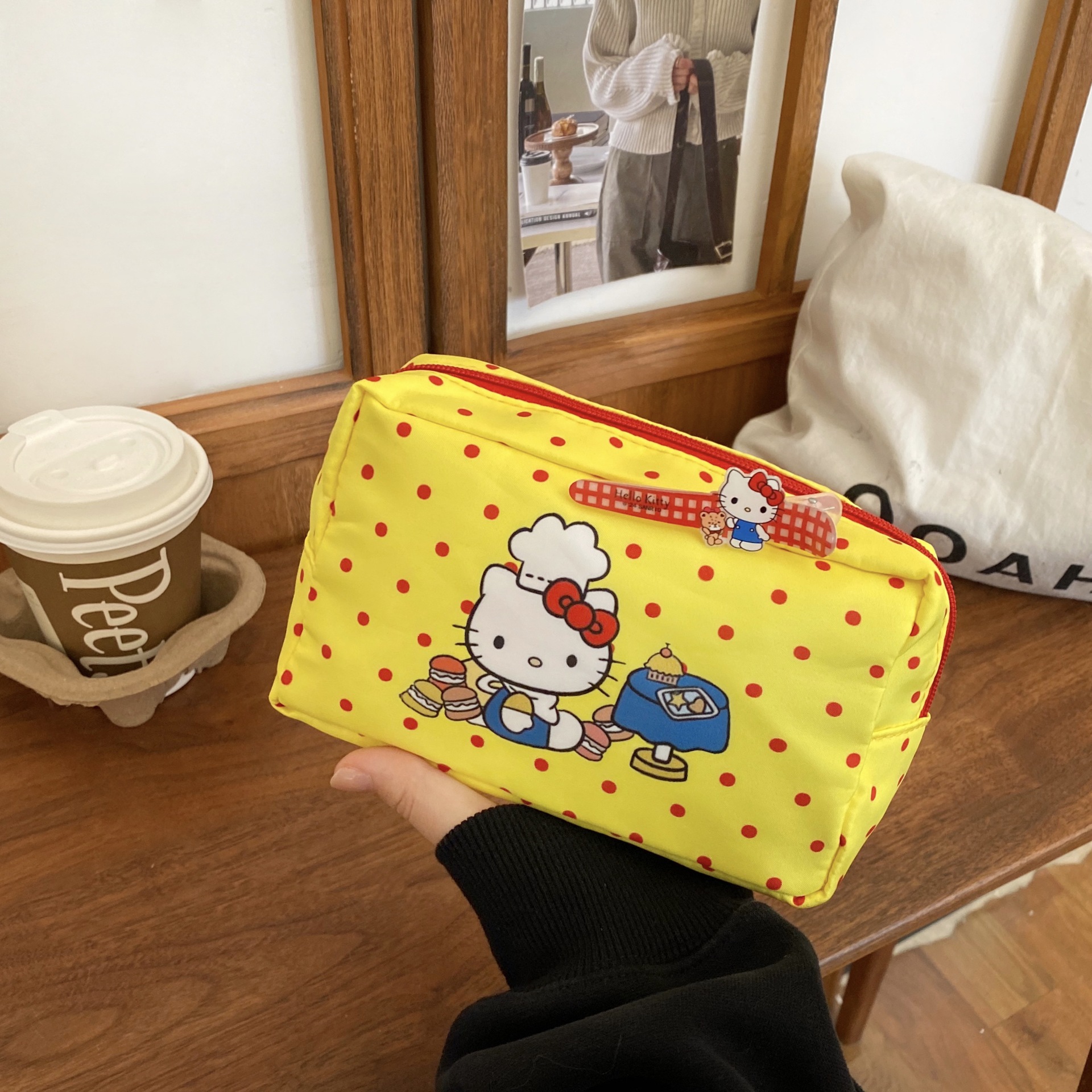 Japanese-style cartoon polka dot cat storage bag, essential travel storage bag, large-capacity portable cosmetics and toiletries bag for women full figure