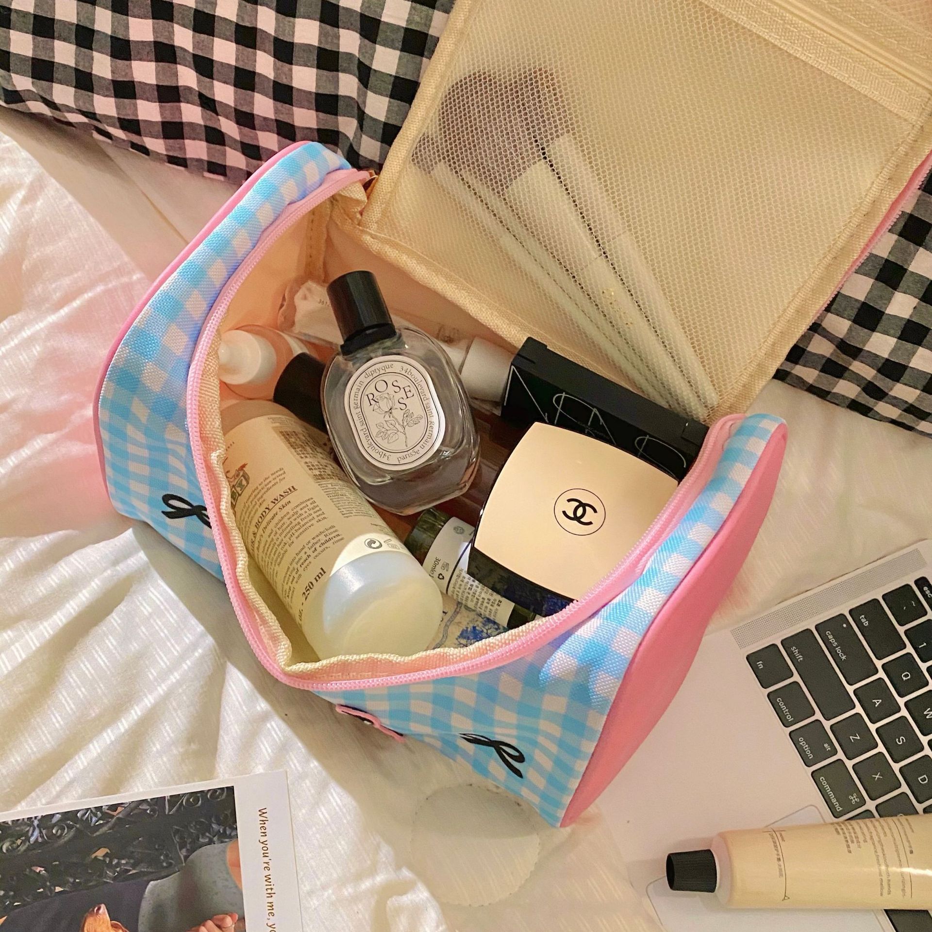 Cartoon kitten makeup bag for women 2024 New large-capacity skin care product storage bag, cute hand-held portable small bag Application Scenario