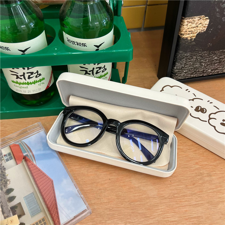 Original style! Ins-style cute bear glasses case, creamy portable anti-pressure glasses storage box, couple style details Picture