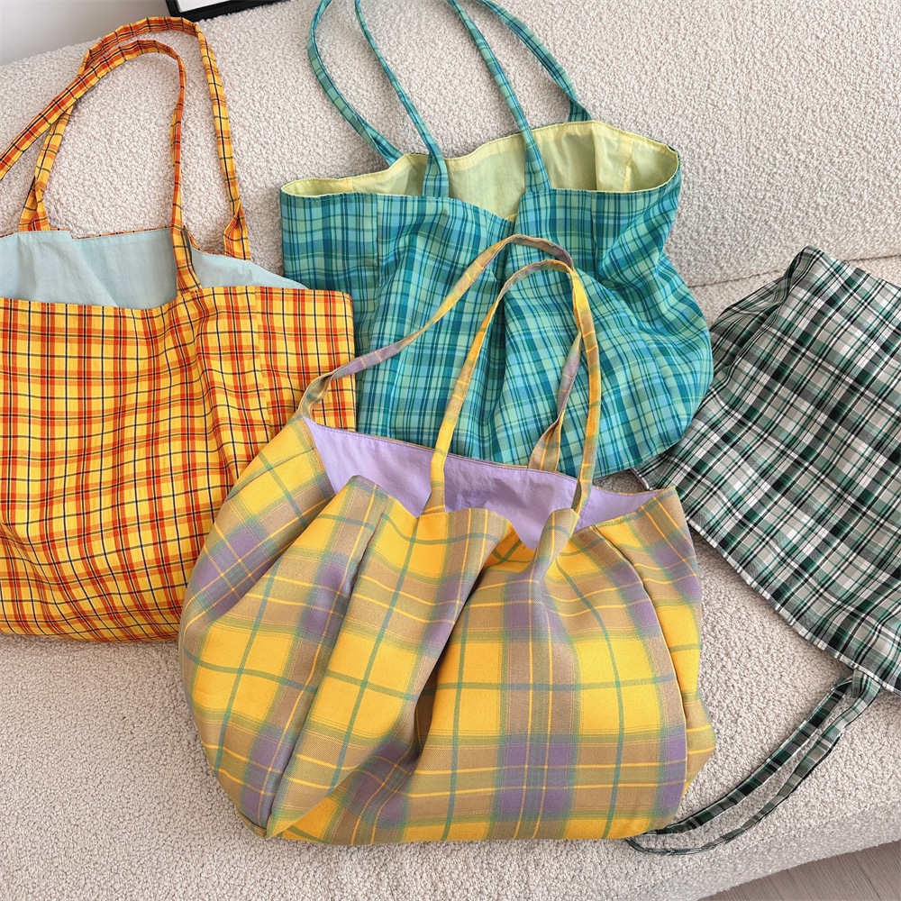 The new 49231 checkered double-sided dual-purpose single-shoulder bag is a fashionable, simple and large-capacity canvas bag for women's work full figure