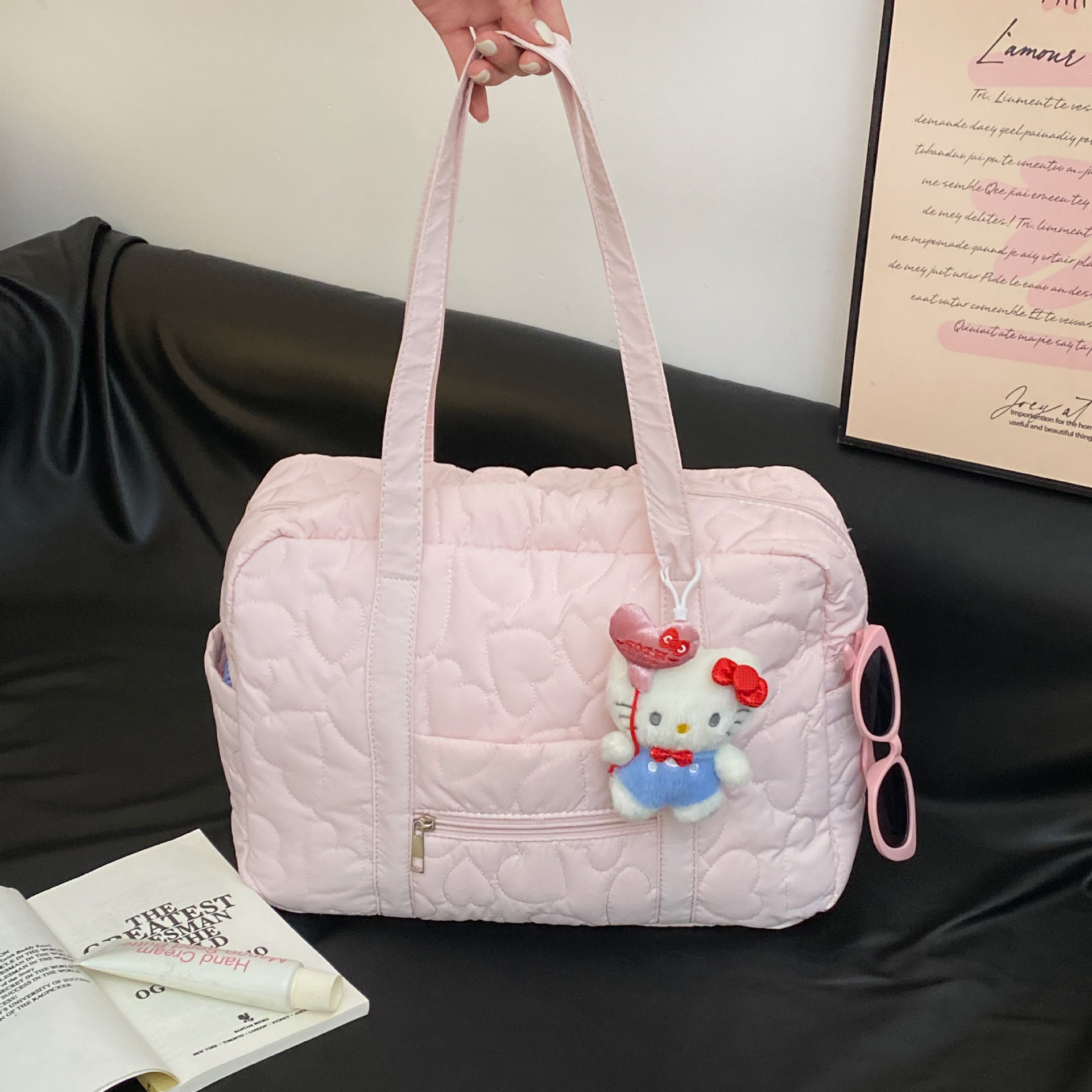 The new love travel bag, Mommy bag, is a lightweight crossbody single-shoulder bag with a large capacity and can be used to carry a suitcase Specification drawing