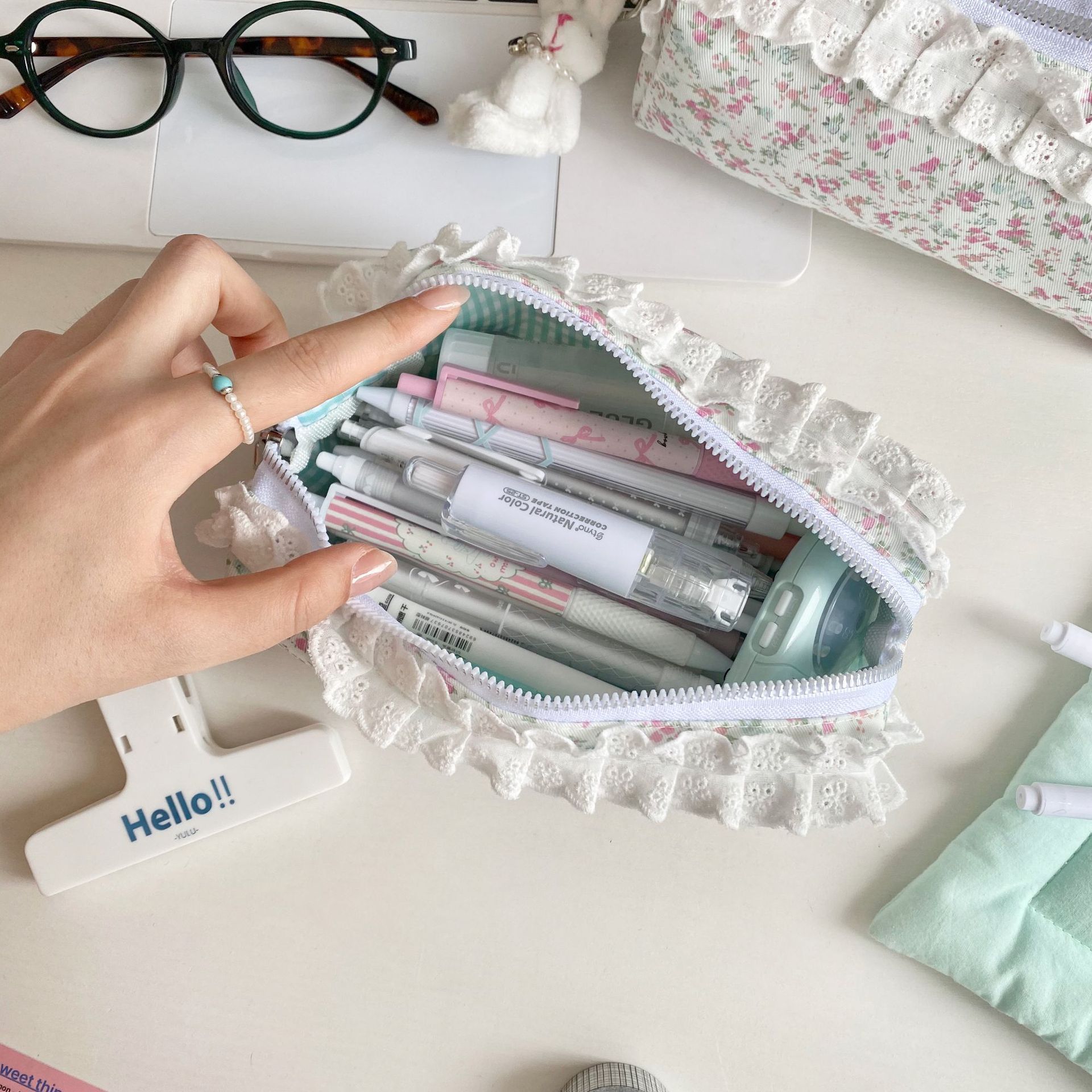 Korean-style lace floral print pen case, a new large-capacity portable student stationery box with high appearance standards and pencil storage bag details Picture