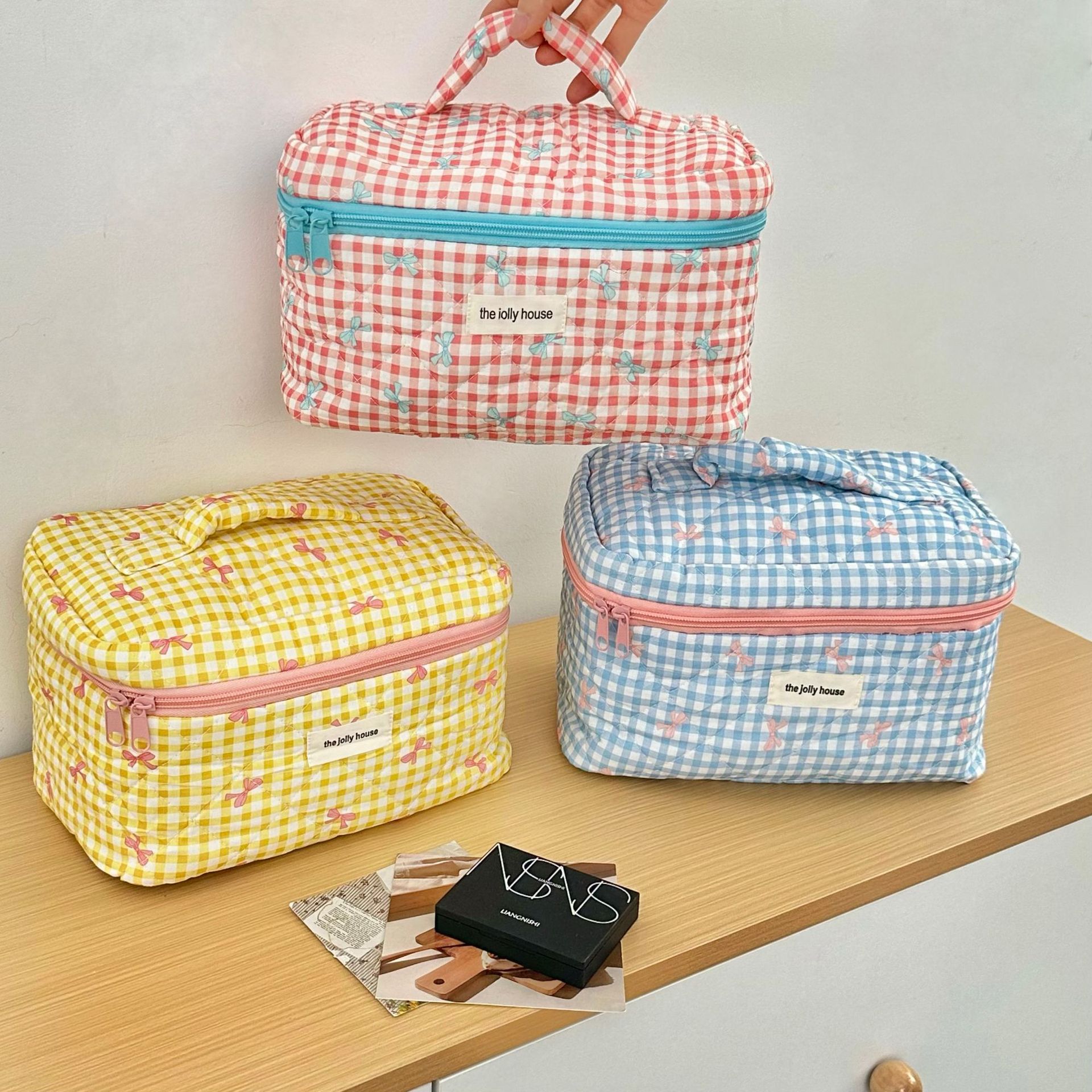 ins Korean version cream-style makeup bag, high appearance level bow, toiletries and skin care products storage bag, handbag Application Scenario