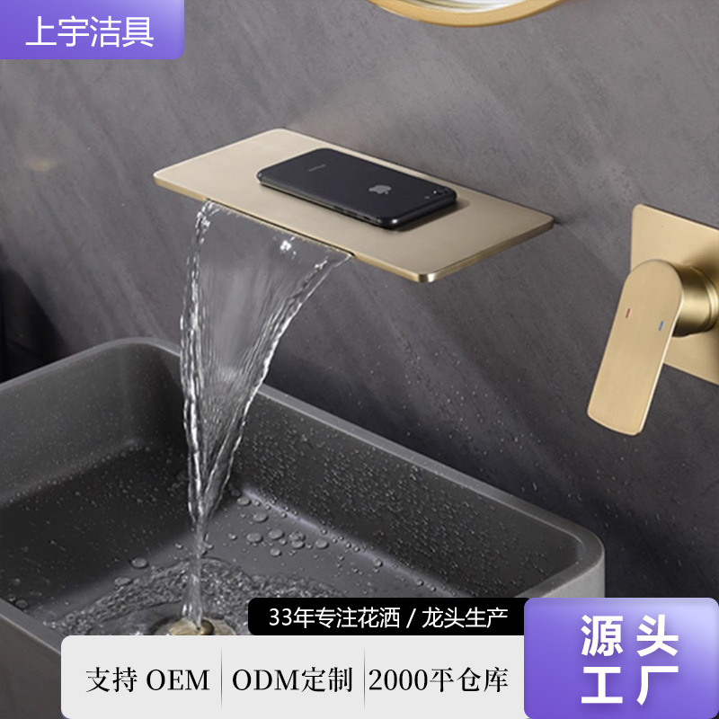 The hotel bathroom features built-in cold and hot water faucets, concealed built-in waterfall water outlet walls, and wall-mounted drainage bathtubs all made of copper full figure
