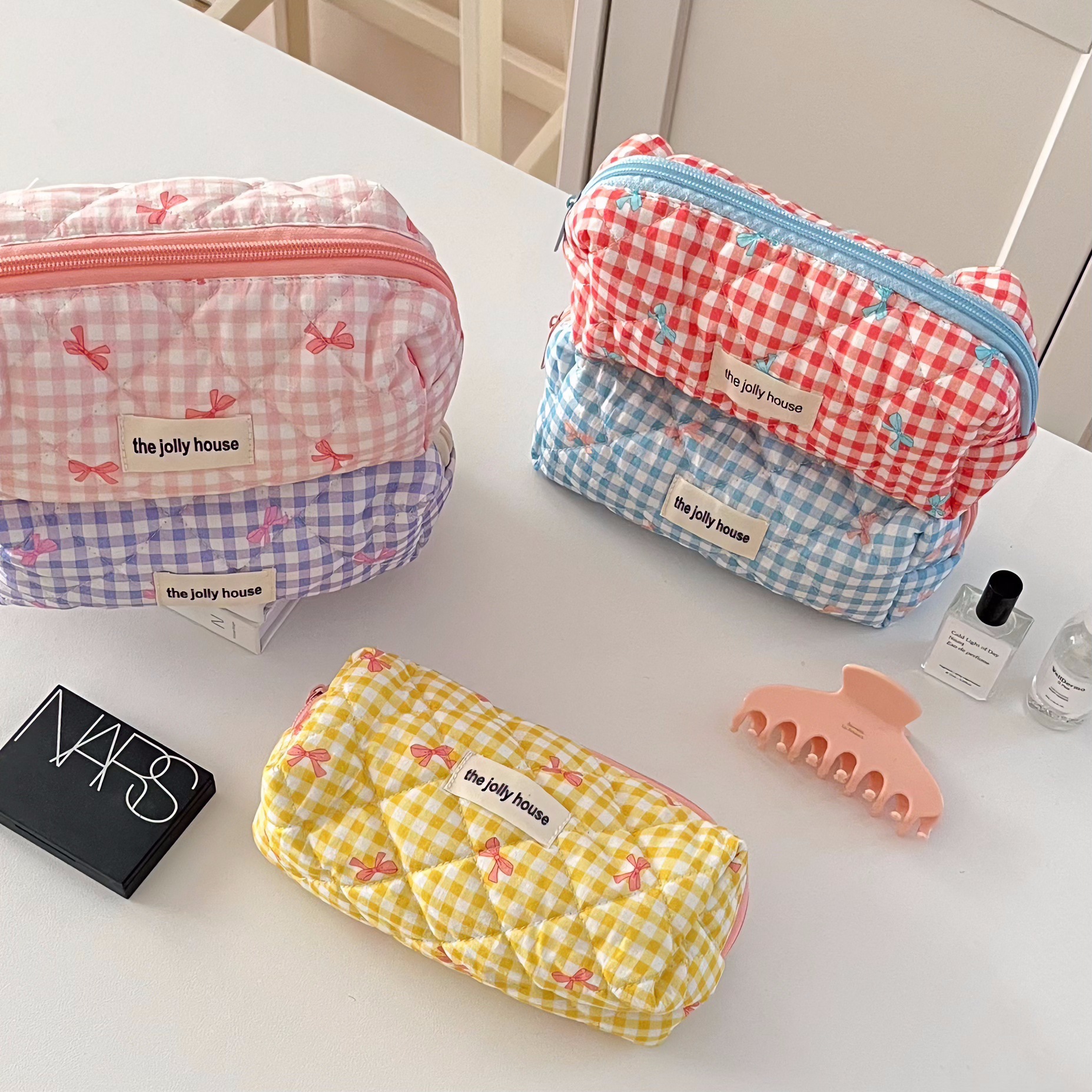 High-appearance-level large-capacity pen case, 2024 new style checkered bow storage bag, makeup bag, girls' stationery box Application Scenario