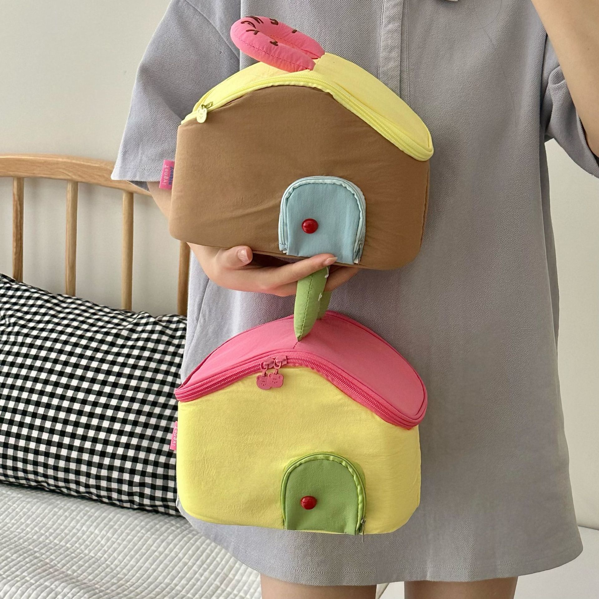 Color-blocking little house makeup bag, high appearance level, large capacity storage bag, cosmetics storage, hand-held zipper portable makeup bag details Picture