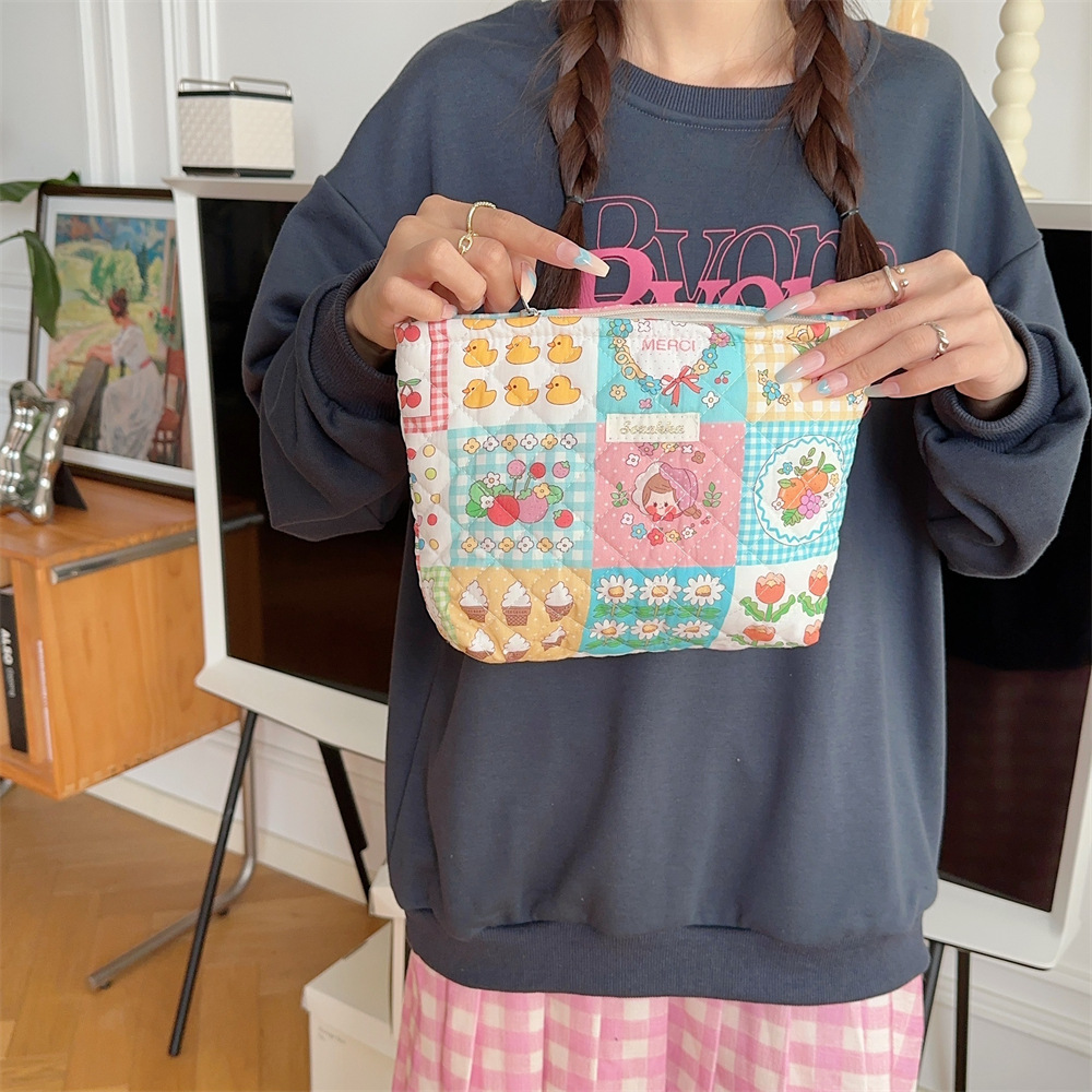3611 New style makeup bag, large-capacity quilted cotton cartoon flower storage bag, cute and portable skin care and toiletries bag Application Scenario