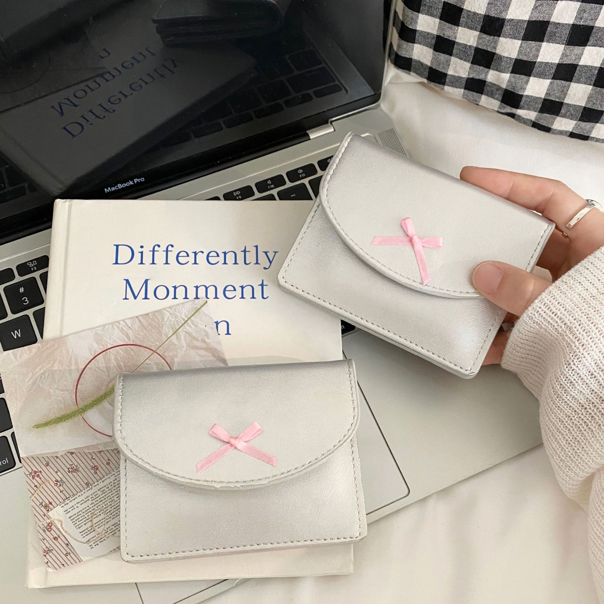 Cross-border Korean version simple coin purse, large-capacity portable, girls' bow card holder, mini hand-held loose change card case Application Scenario
