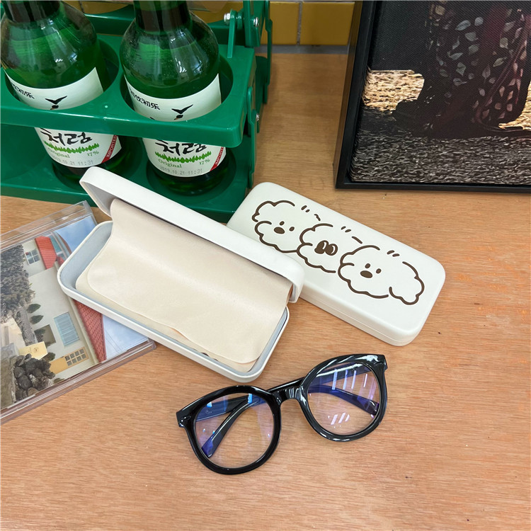 Original style! Ins-style cute bear glasses case, creamy portable anti-pressure glasses storage box, couple style Application Scenario
