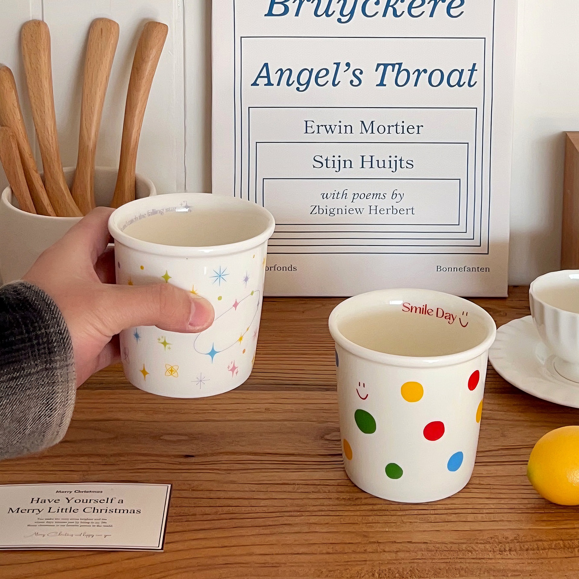 Polka dot smiling face holding a cup, cute Instagram high appearance level ceramic coffee cup, breakfast milk cup, office home cup Application Scenario