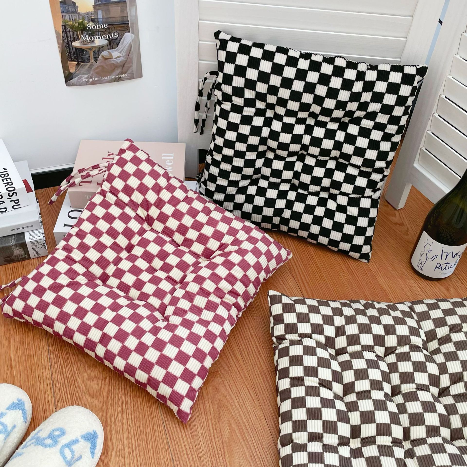 The checkerboard corduroy seat cushion is a must-have for office prolonged sitting, thickened dormitory dining chair seat cushion, and student chair bottom cushion full figure