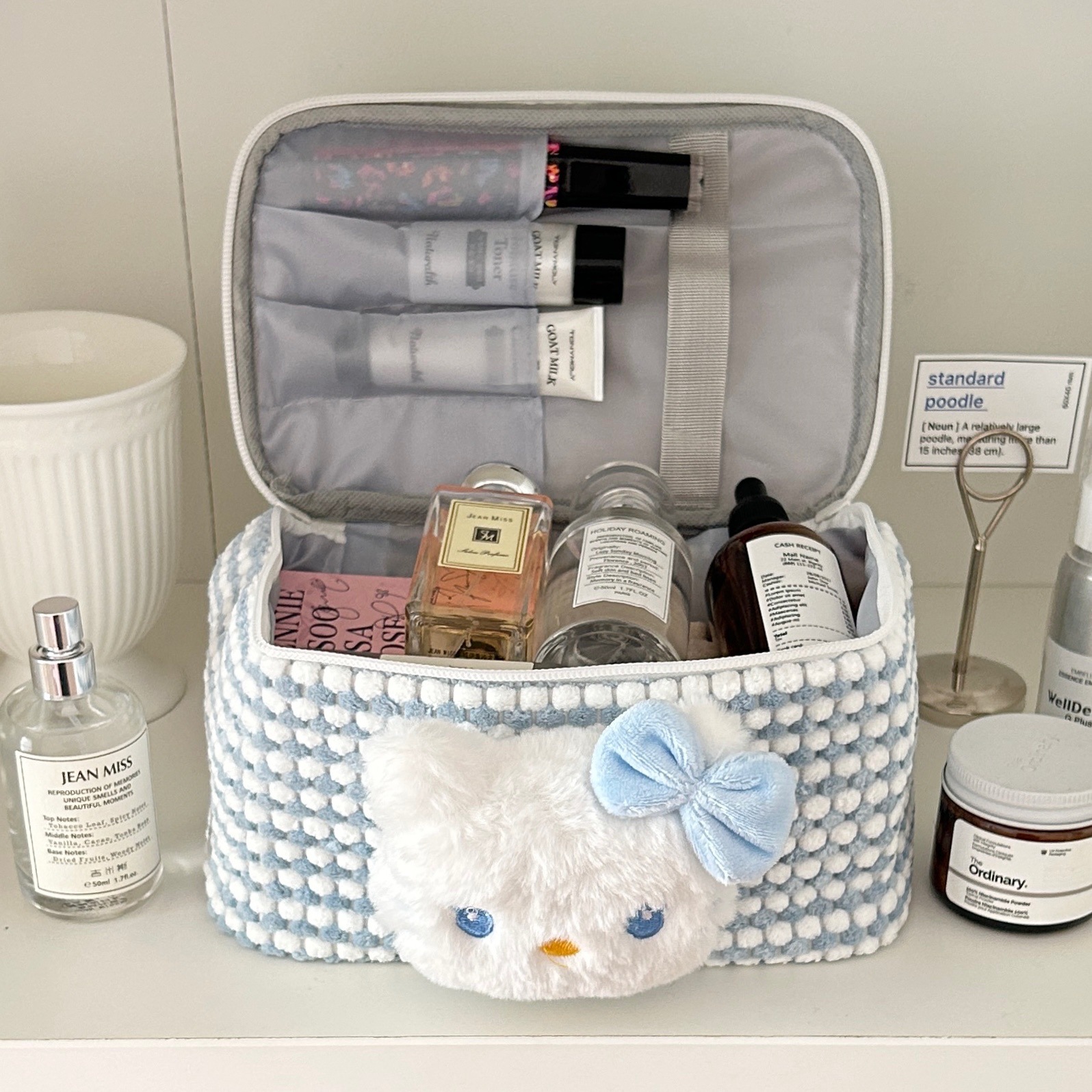Cute blue cat makeup bag with a cute chanel-style design, portable large-capacity travel toiletries bag, and cosmetics storage bag details Picture