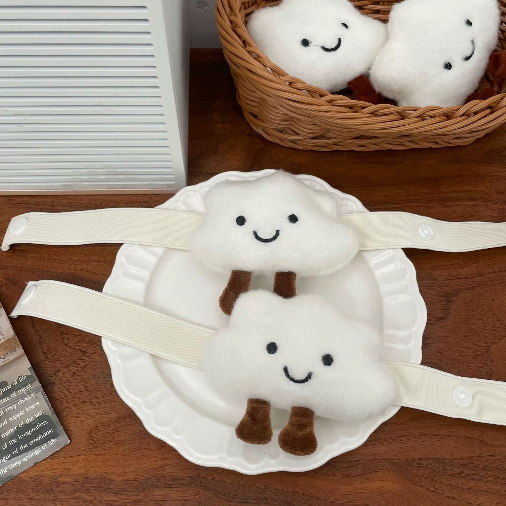 Plush cloud smiling face curtain strap, new cute doll, creative accessory, plush elastic buckle, living room decoration Application Scenario