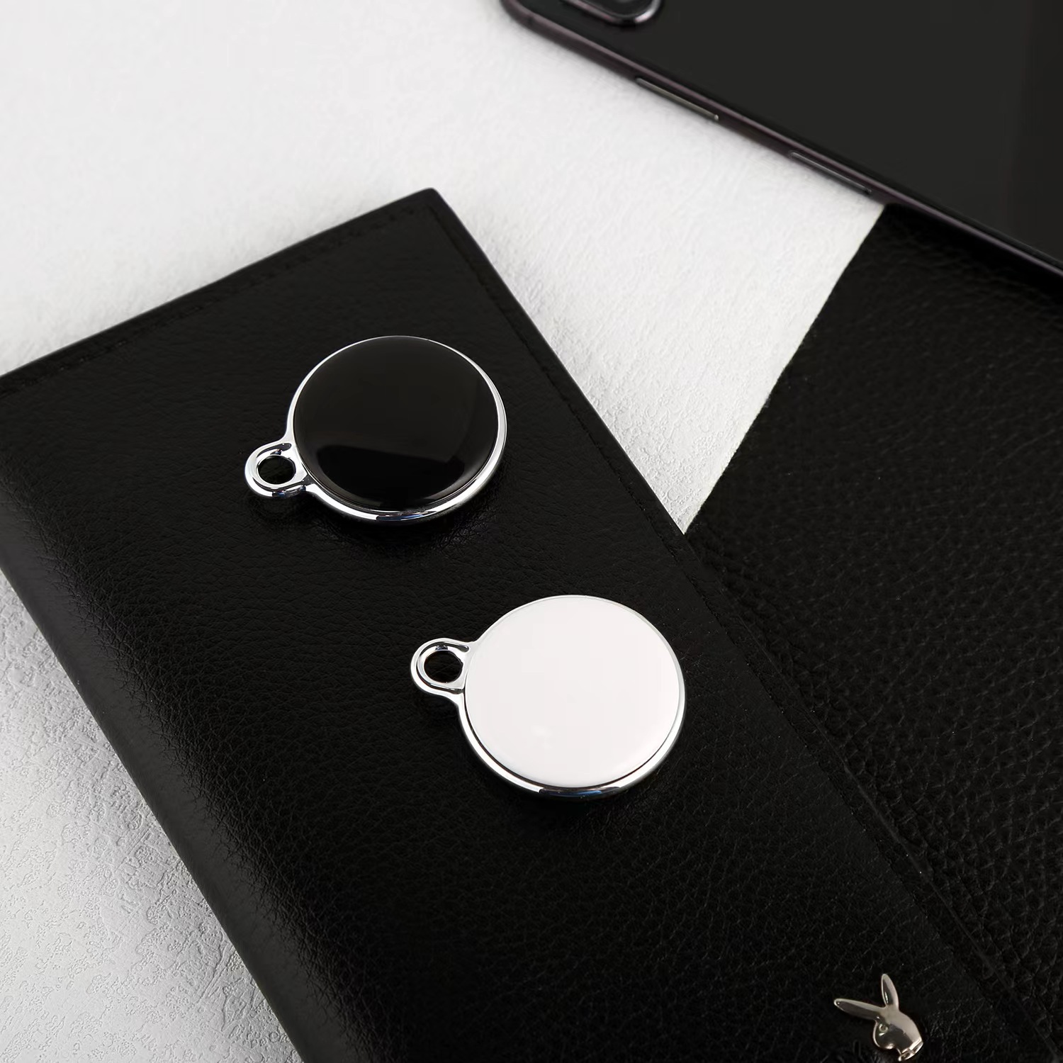 Airtag mini round global positioning anti-loss device, luggage car keychain, no distance limit for the elderly and children Application Scenario