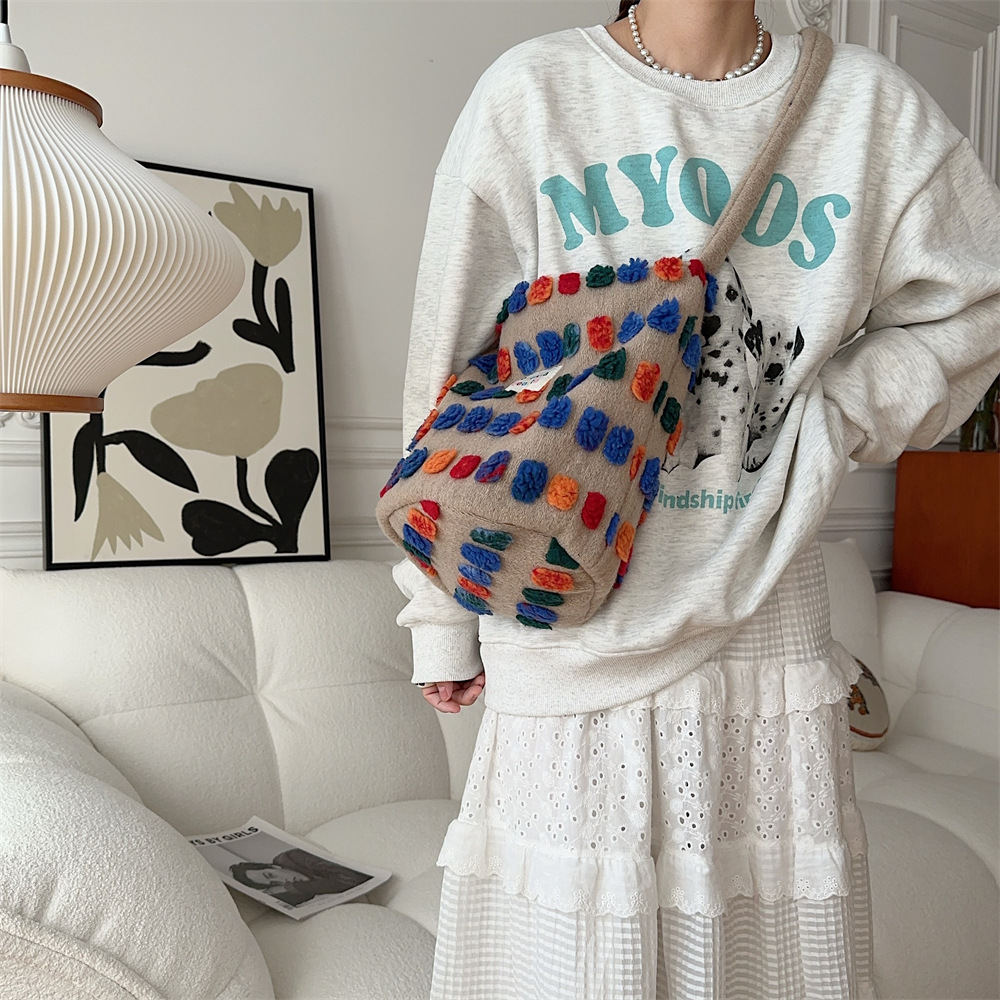 311111 Plush bucket Bag, women's Bag, 2023 new style crossbody bag, hand bag, shoulder bag, shopping storage bag Item Picture