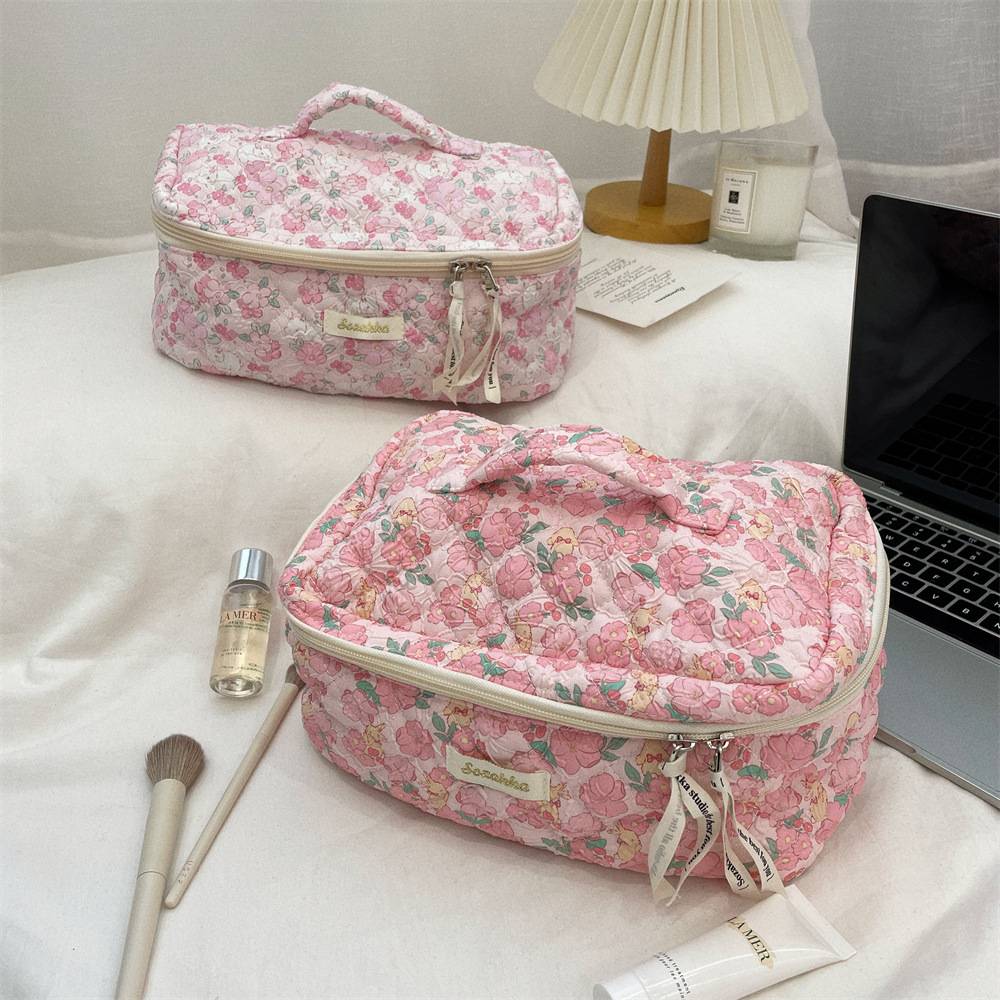 4831 Cute Cartoon Makeup Bag, a new large-capacity portable travel toiletries and skincare storage bag for women Specification drawing